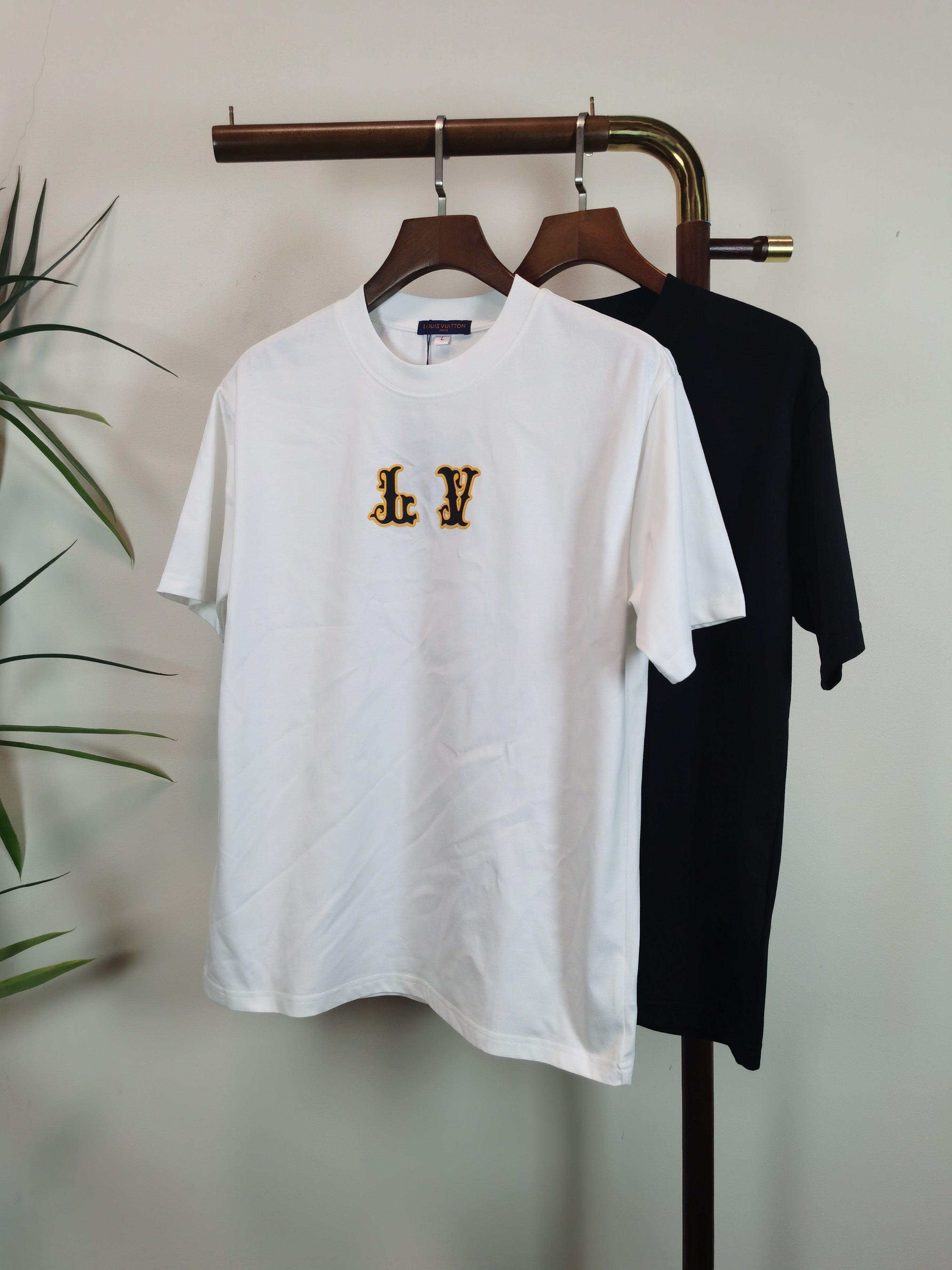 NO:531780,Louis Vuitton LV New round neck short-sleeved T-shirt high-end version!  Customized fabrics for counters are breathable and comfortable, with impeccable details, and the brand element design concept reflects high quality. The feel is delicate and soft!  It is casually cut, with a great upper body style!  Color black white Number M-4XL, louis vuitton,louis vuitton,t-shirt,tees,t-shirt,alexander wang19860909路易威登 LV 新款 圆领 短袖 T恤 高端版本！专柜定制面料 透气舒适度高,细节无可挑剔,品牌元素设计理念,体现高品质.手感细腻柔软！呈现休闲裁剪,上身版型超赞！ 颜色黑色 白色 码数M-4XL,,louis vuitton,louis vuitton,T-shirt,tees，t-shirt,alexander wang,Men's clothing