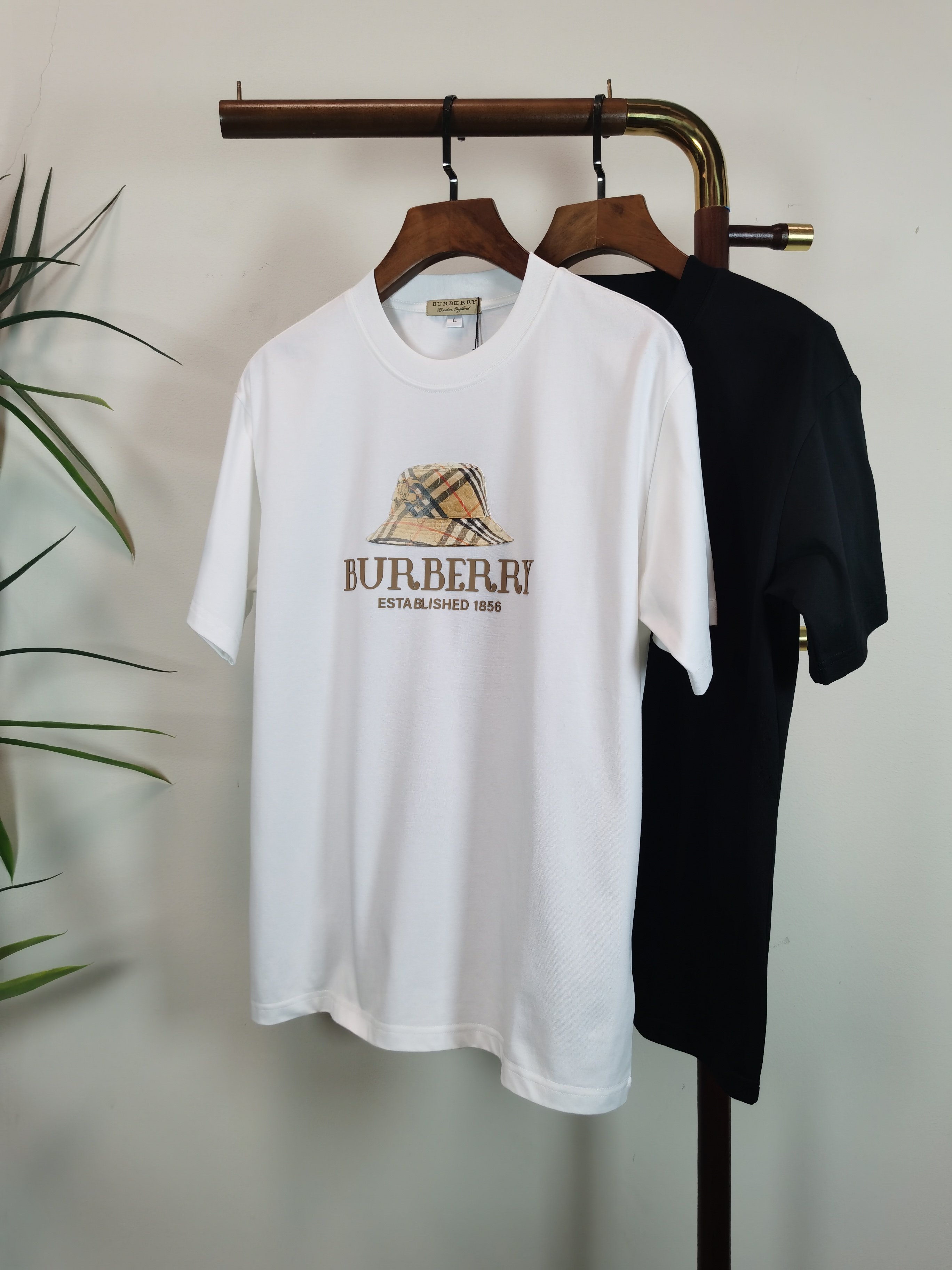 NO:531784,Burberry BURBERRY New Round Neck Short Sleeve T-shirt High-end Version!  Customized fabrics for counters are breathable and comfortable, with impeccable details, and the brand element design concept reflects high quality. The feel is delicate and soft!  It is casually cut, with a great upper body style!  Color black white Number M-4XL, burberry, burberry, T-shirt,tees, t-shirt,alexander wang19860909巴宝莉 BURBERRY 新款 圆领 短袖 T恤 高端版本！专柜定制面料 透气舒适度高,细节无可挑剔,品牌元素设计理念,体现高品质.手感细腻柔软！呈现休闲裁剪,上身版型超赞！ 颜色黑色 白色 码数M-4XL,,burberry,burberry,T-shirt,tees，t-shirt,alexander wang,Men's clothing