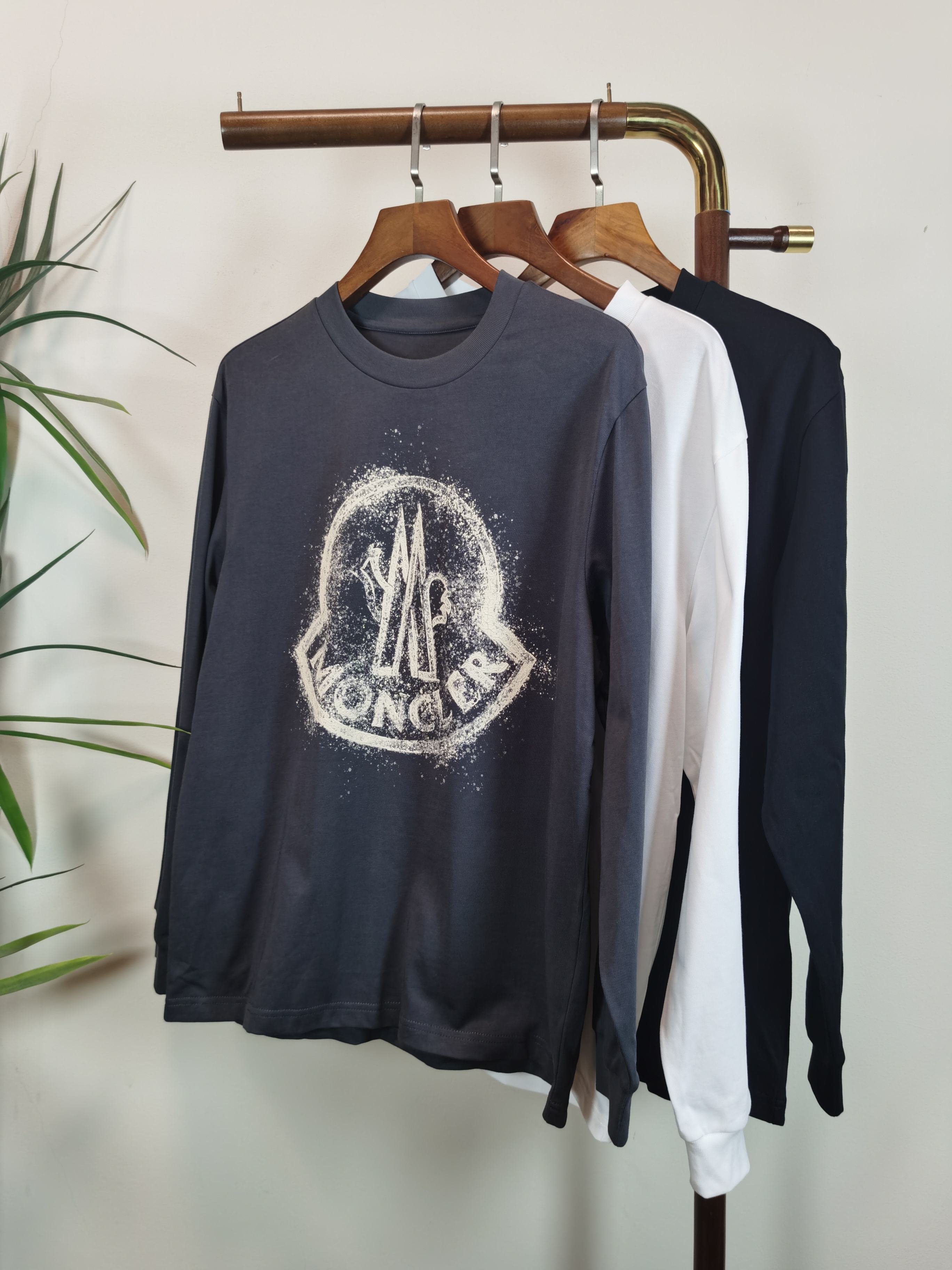 NO:528541,2025 new style masked MONCLER exclusively for new products. Men's round neck long-sleeved T-shirts are made of all materials. Soft and delicate. Basic base shirts are indispensable for men's wardrobe. They can be matched with various clothing anytime and anywhere to meet your daily needs. The clothes are very simple and low-key. Dear, buy them quickly. Standard version. Color black white gray. Number of M-3XL, Moncler,tees, t-shirt, alexander wang.198609092025新款蒙口MONCLER独家专供新品 男士圆领长袖T恤 采用全用料 柔软细腻 男人的衣柜都少不了基础打底衫 随时随地都可以拿来搭配各种服饰 满足您日常生活需求 ,衣服设计非常的简洁 ,很是低调的设计 亲们赶紧入手 标准版型 颜色黑色 白色 灰色 码数M-3XL,,Moncler,tees，t-shirt,alexander wang,Men's clothing