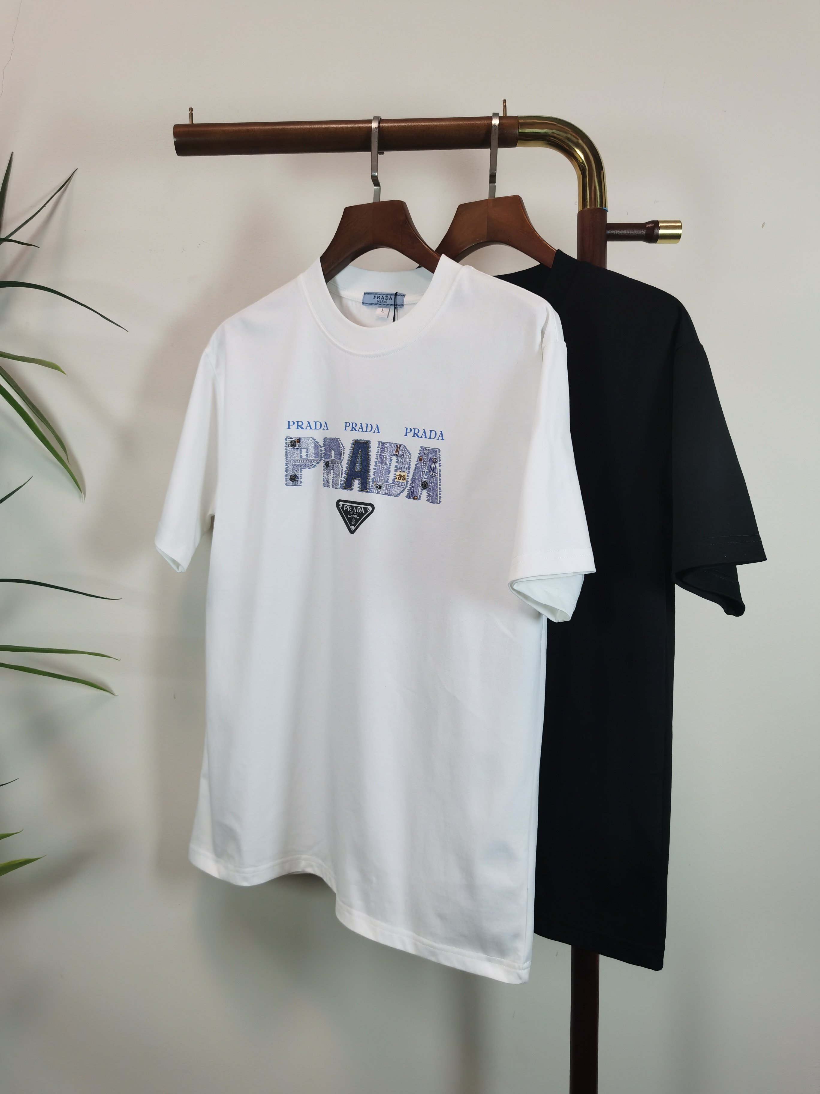 NO:531772,Prada PRADA new round neck short-sleeved T-shirt high-end version!  Customized fabrics for counters are breathable and comfortable, with impeccable details, and the brand element design concept reflects high quality. The feel is delicate and soft!  It is casually cut, with a great upper body style!  Color black white Number M-4XL, prada, prada, T-shirt,tees, t-shirt,alexander wang19860909普拉达 PRADA 新款 圆领 短袖 T恤 高端版本！专柜定制面料 透气舒适度高,细节无可挑剔,品牌元素设计理念,体现高品质.手感细腻柔软！呈现休闲裁剪,上身版型超赞！ 颜色黑色 白色 码数M-4XL,,prada,prada,T-shirt,tees，t-shirt,alexander wang,Men's clothing