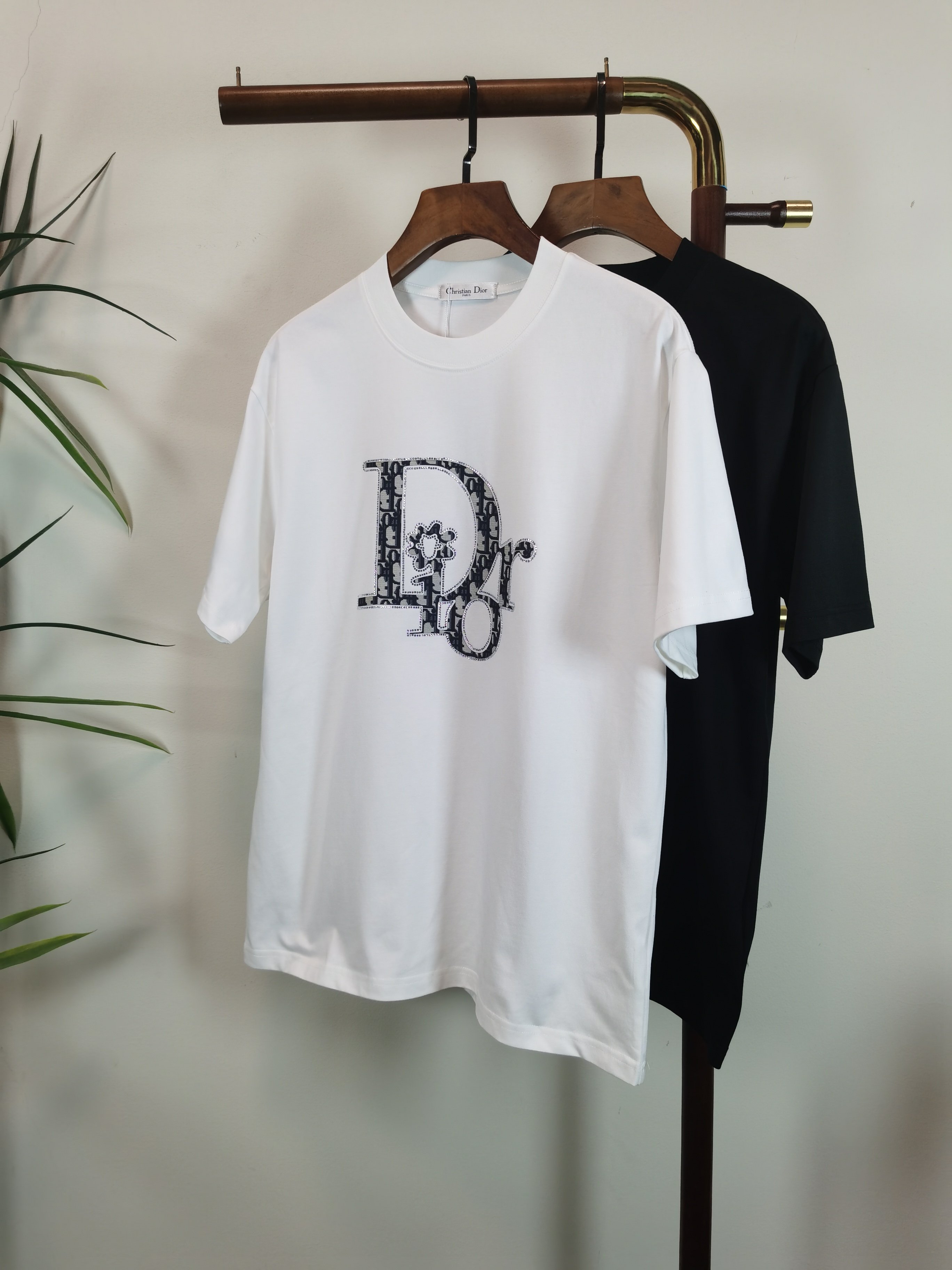 NO:531763,Dior DIOR new round neck short-sleeved T-shirt high-end version!  Customized fabrics for counters are breathable and comfortable, with impeccable details, and the brand element design concept reflects high quality. The feel is delicate and soft!  It is casually cut, with a great upper body style!  Color black white Number M-4XL,,dior,dior,T-shirt,tees,t-shirt,alexander wang19860909迪奥 DIOR 新款 圆领 短袖 T恤 高端版本！专柜定制面料 透气舒适度高,细节无可挑剔,品牌元素设计理念,体现高品质.手感细腻柔软！呈现休闲裁剪,上身版型超赞！ 颜色黑色 白色 码数M-4XL,,dior,dior,T-shirt,tees，t-shirt,alexander wang,Men's clothing