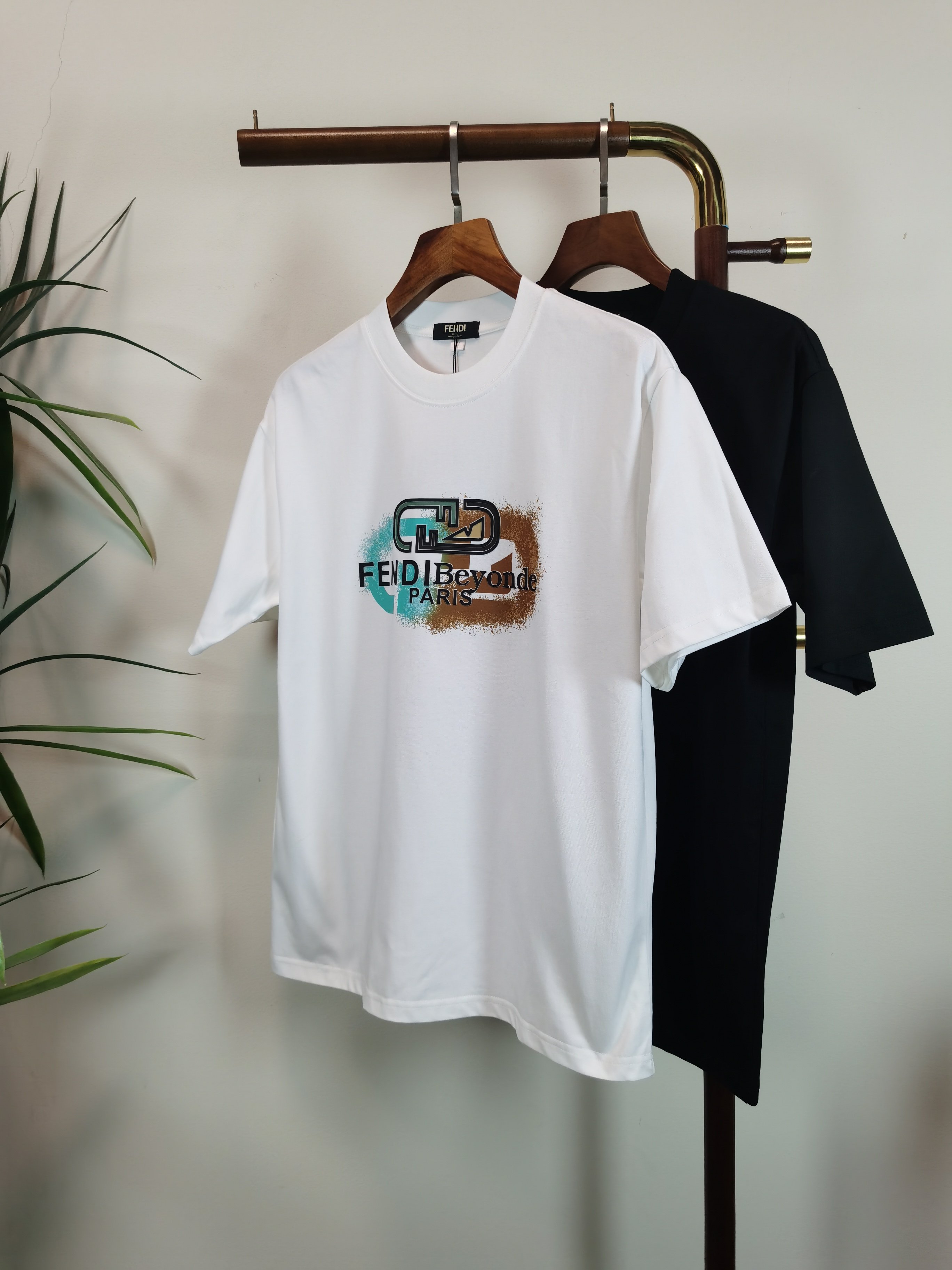 NO:531764,FENDI New round neck short-sleeved T-shirt high-end version!  Customized fabrics for counters are breathable and comfortable, with impeccable details, and the brand element design concept reflects high quality. The feel is delicate and soft!  It is casually cut, with a great upper body style!  Color black white Number M-4XL, fendi, fendi, T-shirt, tees, t-shirt, alexander wang19860909芬迪 FENDI 新款 圆领 短袖 T恤 高端版本！专柜定制面料 透气舒适度高,细节无可挑剔,品牌元素设计理念,体现高品质.手感细腻柔软！呈现休闲裁剪,上身版型超赞！ 颜色黑色 白色 码数M-4XL,,fendi,fendi,T-shirt,tees，t-shirt,alexander wang,Men's clothing