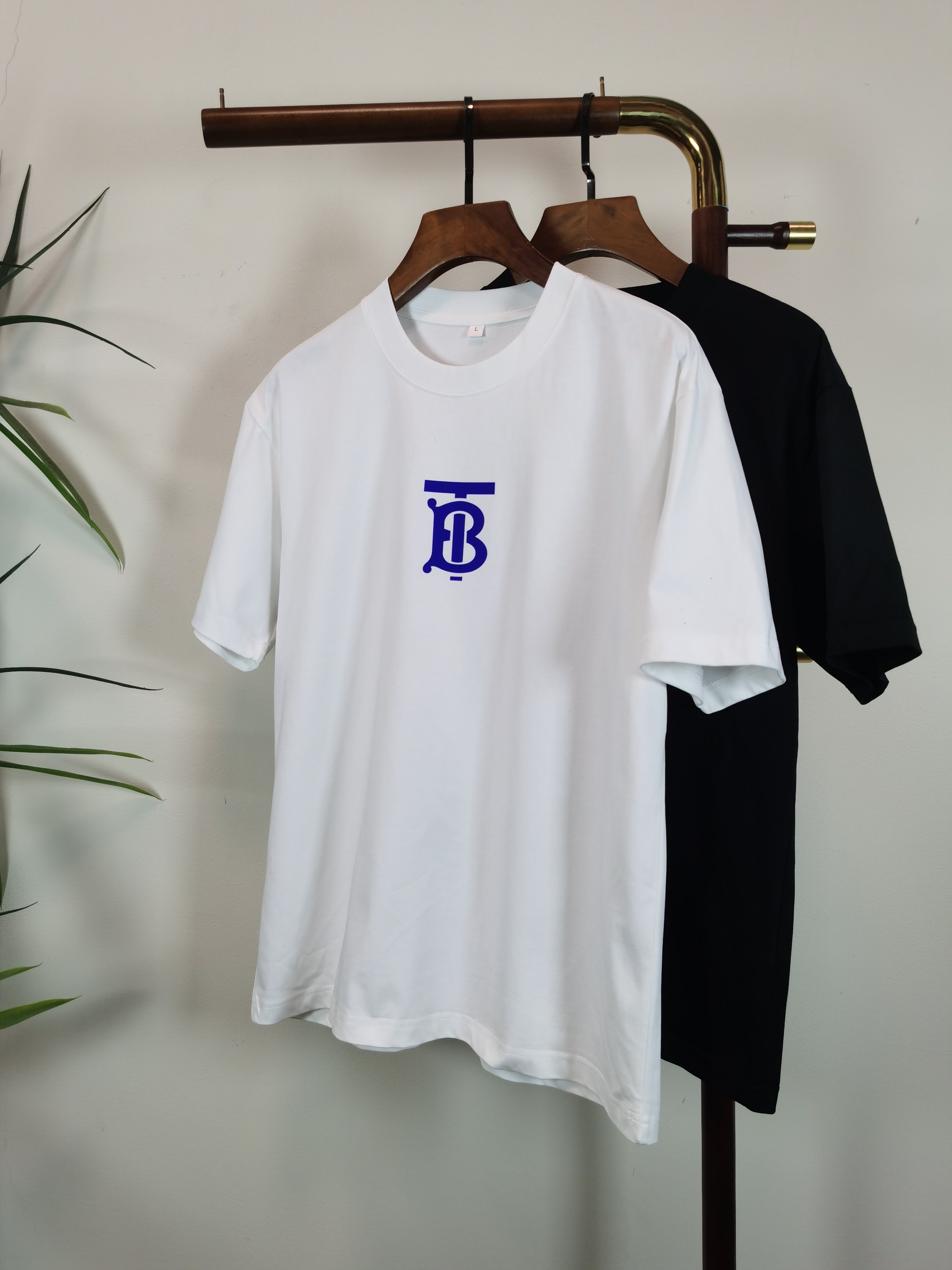 NO:528538,Burberry BURBERRY2025 new round neck short-sleeved T-shirt high-end version!  Customized fabrics for counters are breathable and comfortable, with impeccable details, and the brand element design concept reflects high quality. The feel is delicate and soft!  It is casually cut, with a great upper body style!  Color black white Number M-4XL, burberry, burberry, T-shirt,tees, t-shirt,alexander wang19860909巴宝莉 BURBERRY2025新款 圆领 短袖 T恤 高端版本！专柜定制面料 透气舒适度高,细节无可挑剔,品牌元素设计理念,体现高品质.手感细腻柔软！呈现休闲裁剪,上身版型超赞！ 颜色黑色 白色 码数M-4XL,,burberry,burberry,T-shirt,tees，t-shirt,alexander wang,Men's clothing