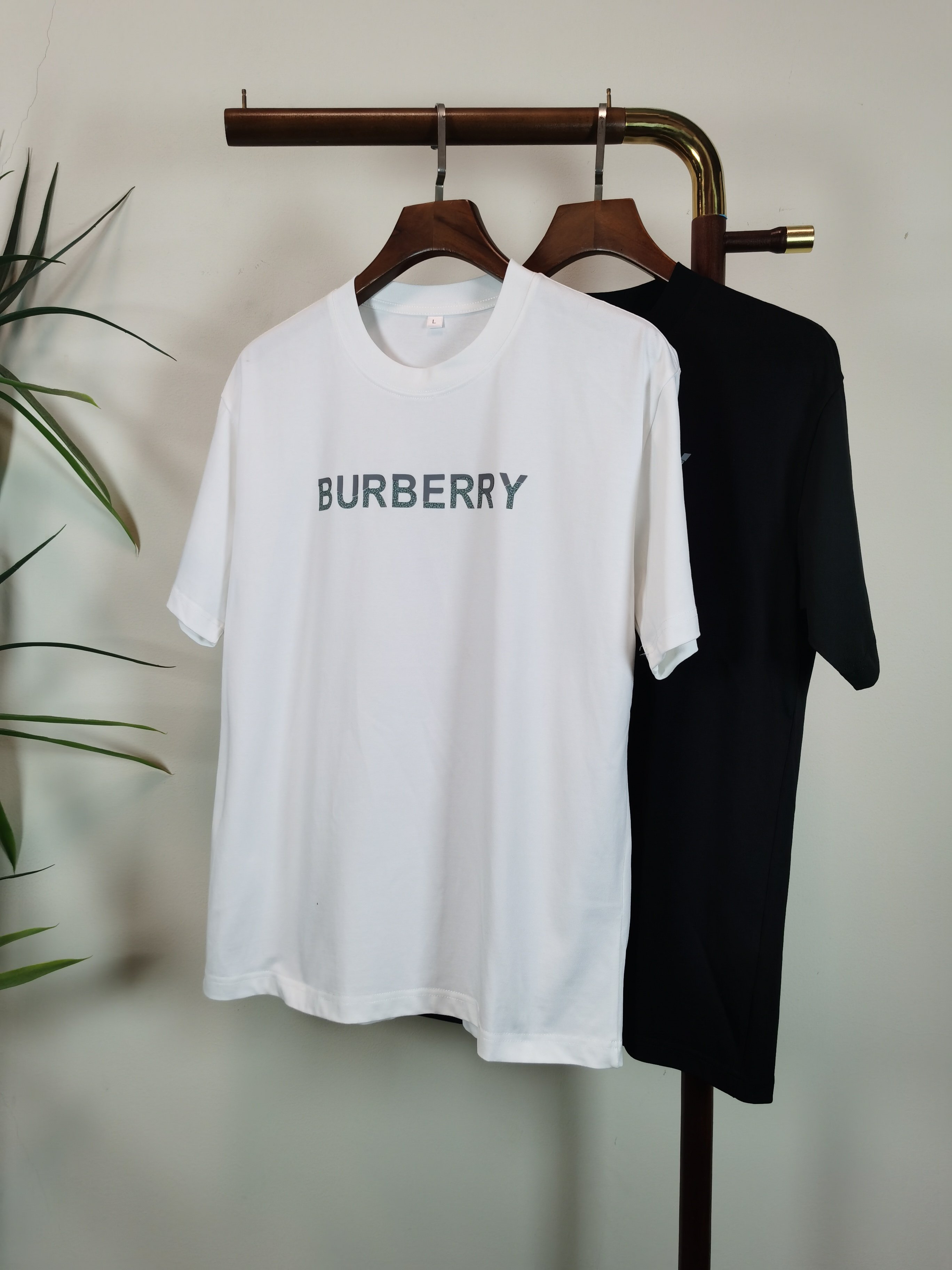 NO:531762,Burberry BURBERRY new round neck short-sleeved T-shirt high-end version!  Customized fabrics for counters are breathable and comfortable, with impeccable details, and the brand element design concept reflects high quality. The feel is delicate and soft!  It is casually cut, with a great upper body style!  Color black white Number M-4XL, burberry, burberry, T-shirt,tees, t-shirt,alexander wang19860909巴宝莉 BURBERRY新款 圆领 短袖 T恤 高端版本！专柜定制面料 透气舒适度高,细节无可挑剔,品牌元素设计理念,体现高品质.手感细腻柔软！呈现休闲裁剪,上身版型超赞！ 颜色黑色 白色 码数M-4XL,,burberry,burberry,T-shirt,tees，t-shirt,alexander wang,Men's clothing