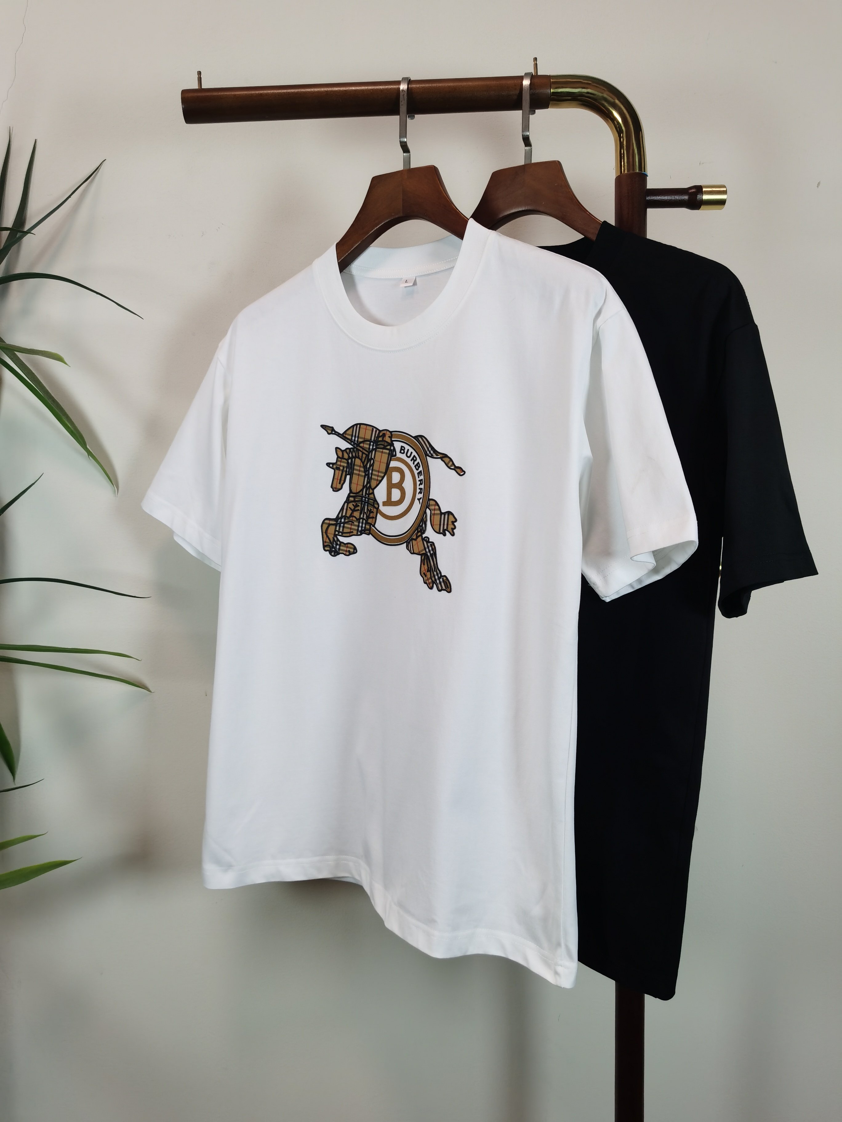 NO:530641,Burberry BURBERRY2025 new round neck short-sleeved T-shirt high-end version!  Customized fabrics for counters are breathable and comfortable, with impeccable details, and the brand element design concept reflects high quality. The feel is delicate and soft!  It is casually cut, with a great upper body style!  Color black white Number M-4XL, burberry, burberry, T-shirt,tees, t-shirt,alexander wang19860909巴宝莉 BURBERRY2025新款 圆领 短袖 T恤 高端版本！专柜定制面料 透气舒适度高,细节无可挑剔,品牌元素设计理念,体现高品质.手感细腻柔软！呈现休闲裁剪,上身版型超赞！ 颜色黑色 白色 码数M-4XL,,burberry,burberry,T-shirt,tees，t-shirt,alexander wang,Men's clothing