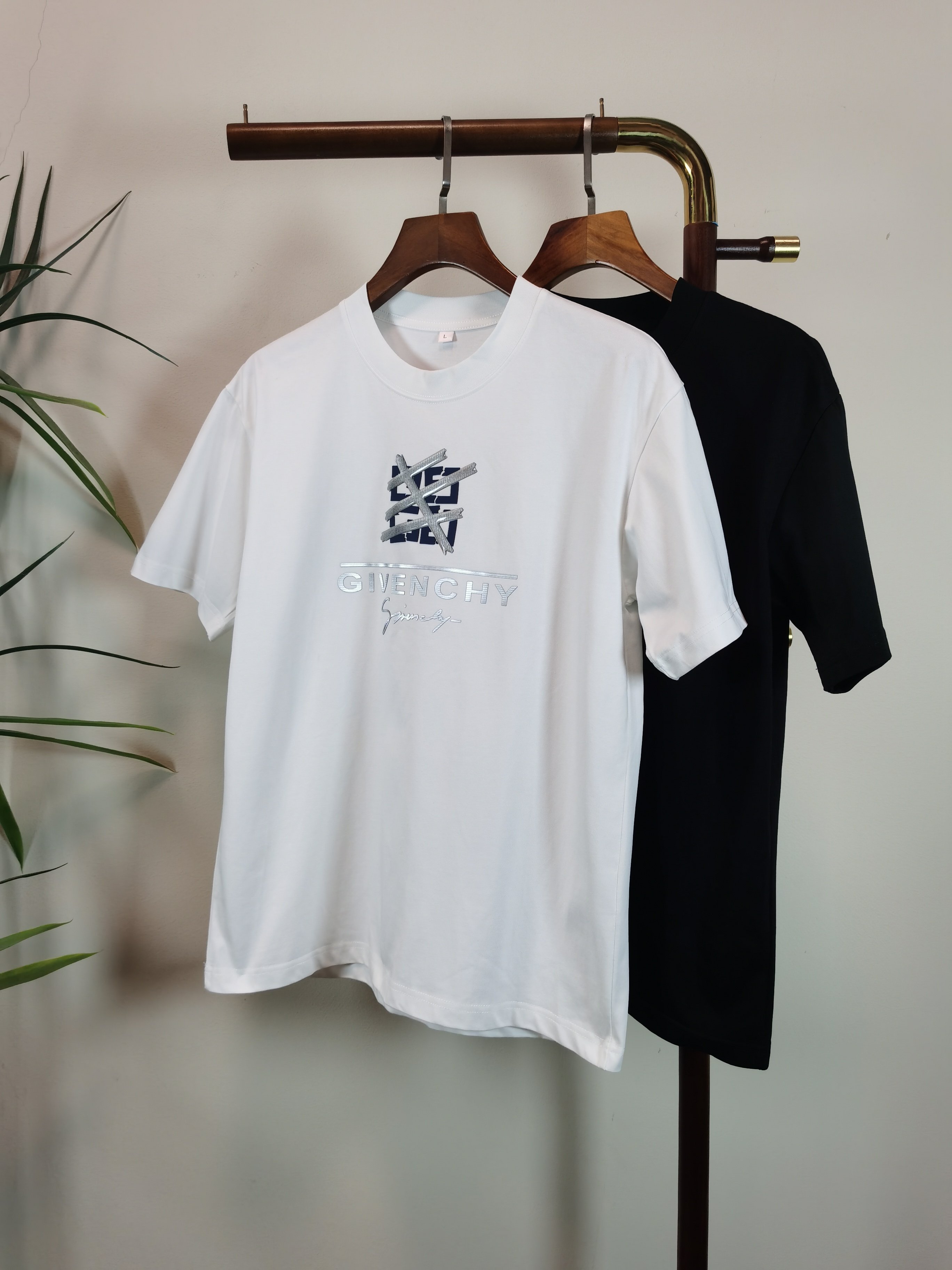 NO:531760,Givenchy GIVENCHY New Round Neck Short Sleeve T-shirt High-end Version!  Customized fabrics for counters are breathable and comfortable, with impeccable details, and the brand element design concept reflects high quality. The feel is delicate and soft!  It is casually cut, with a great upper body style!  Color black white Number M-4XL, given , given , given , given , T-shirt, tees, t-shirt, alexander wang19860909纪梵希 GIVENCHY 新款 圆领 短袖 T恤 高端版本！专柜定制面料 透气舒适度高,细节无可挑剔,品牌元素设计理念,体现高品质.手感细腻柔软！呈现休闲裁剪,上身版型超赞！ 颜色黑色 白色 码数M-4XL,,givenchy,givenchy,T-shirt,tees，t-shirt,alexander wang,Men's clothing