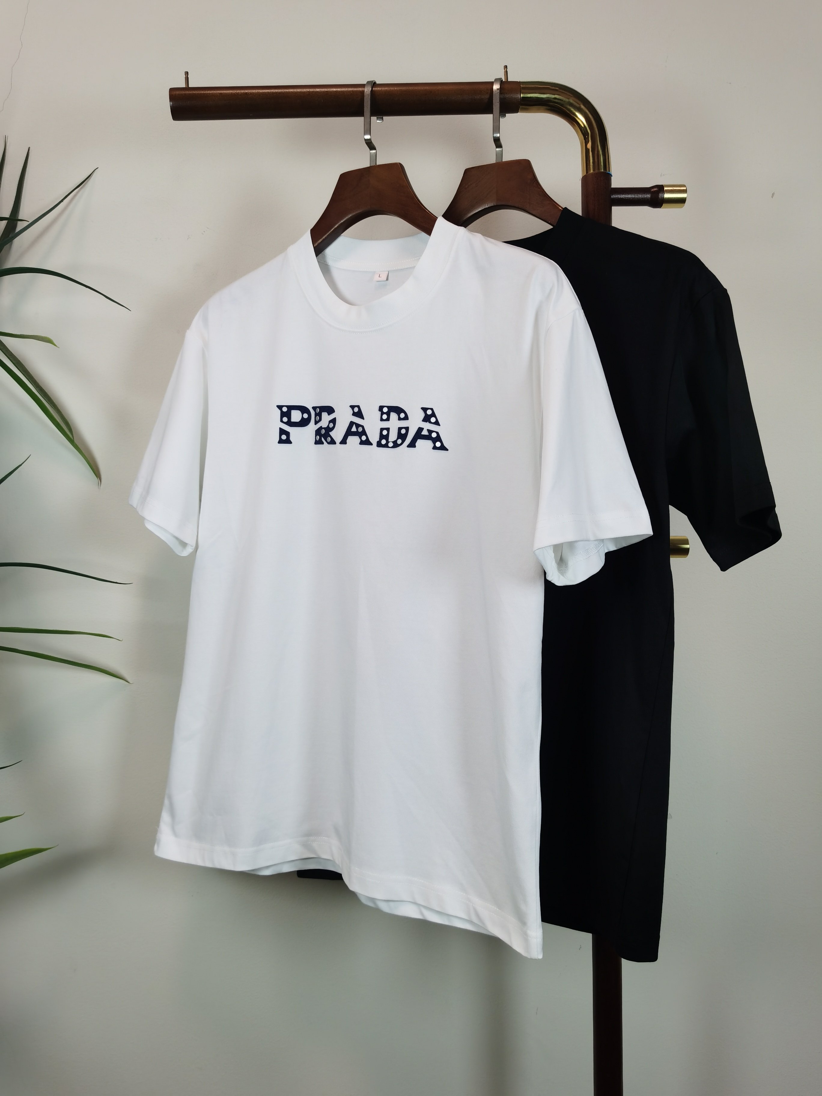 NO:531761,Prada PRADA new round neck short-sleeved T-shirt high-end version!  Customized fabrics for counters are breathable and comfortable, with impeccable details, and the brand element design concept reflects high quality. The feel is delicate and soft!  It is casually cut, with a great upper body style!  Color black white Number M-4XL, prada, prada, T-shirt,tees, t-shirt,alexander wang19860909普拉达 PRADA 新款 圆领 短袖 T恤 高端版本！专柜定制面料 透气舒适度高,细节无可挑剔,品牌元素设计理念,体现高品质.手感细腻柔软！呈现休闲裁剪,上身版型超赞！ 颜色黑色 白色 码数M-4XL,,prada,prada,T-shirt,tees，t-shirt,alexander wang,Men's clothing