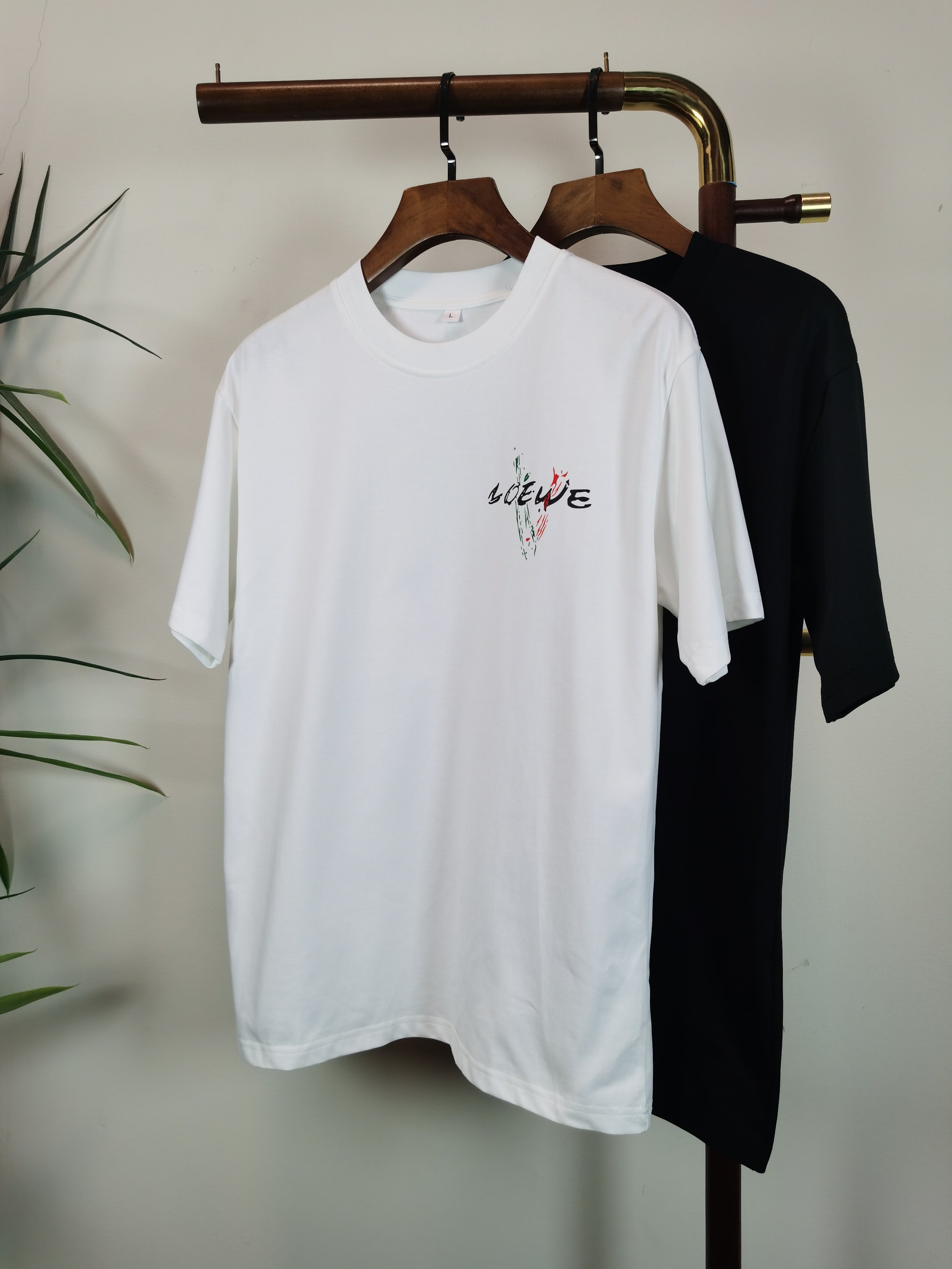 NO:531769,Loewe LOEWE new round neck short-sleeved T-shirt high-end version!  Customized fabrics for counters are breathable and comfortable, with impeccable details, and the brand element design concept reflects high quality. The feel is delicate and soft!  It is casually cut, with a great upper body style!  Color black white Number M-4XL, loewe,loewe,t-shirt,tees,t-shirt,alexander wang19860909罗意威 LOEWE 新款 圆领 短袖 T恤 高端版本！专柜定制面料 透气舒适度高,细节无可挑剔,品牌元素设计理念,体现高品质.手感细腻柔软！呈现休闲裁剪,上身版型超赞！ 颜色黑色 白色 码数M-4XL,,loewe,loewe,T-shirt,tees，t-shirt,alexander wang,Men's clothing