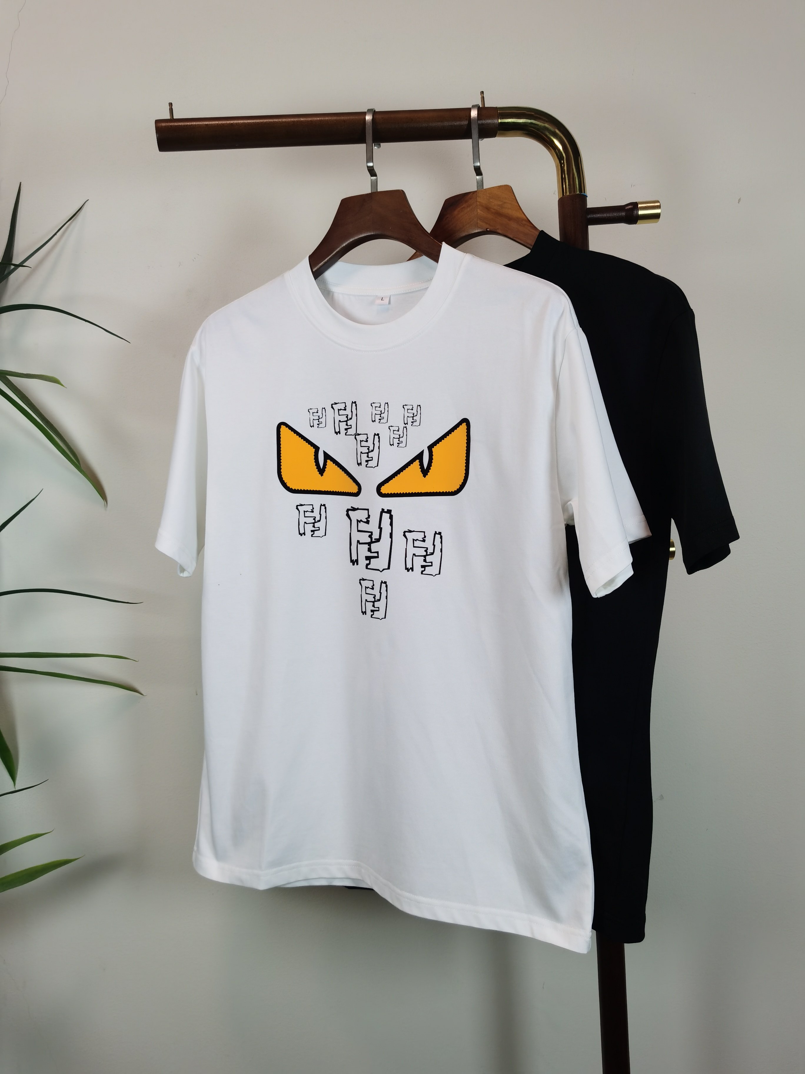 NO:531766,FENDI New round neck short-sleeved T-shirt high-end version!  Customized fabrics for counters are breathable and comfortable, with impeccable details, and the brand element design concept reflects high quality. The feel is delicate and soft!  It is casually cut, with a great upper body style!  Color black white Number M-4XL, fendi, fendi, T-shirt, tees, t-shirt, alexander wang19860909芬迪 FENDI 新款 圆领 短袖 T恤 高端版本！专柜定制面料 透气舒适度高,细节无可挑剔,品牌元素设计理念,体现高品质.手感细腻柔软！呈现休闲裁剪,上身版型超赞！ 颜色黑色 白色 码数M-4XL,,fendi,fendi,T-shirt,tees，t-shirt,alexander wang,Men's clothing