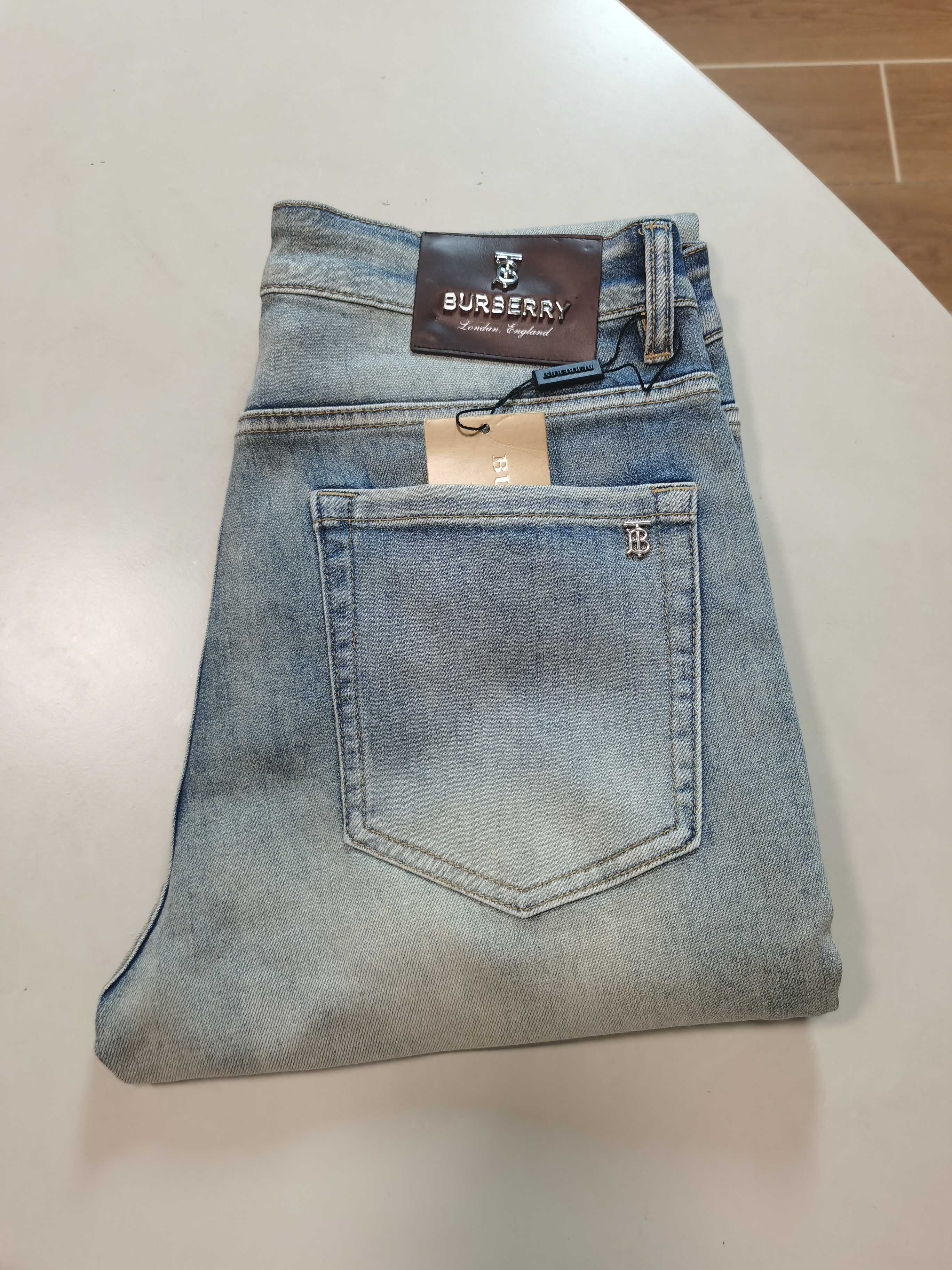 NO:529823,Burberry BURBERRY exclusively available for new jeans, high-end version!  Customized fabrics for counters are breathable and comfortable, with impeccable details, and the brand element design concept reflects high quality. They feel delicate and soft!  It is casually cut, with a great upper body style!  29-38, burberry, burberry, jeans, alexander wang19860909巴宝莉BURBERRY 独家专供新款 牛仔裤,高端版本！专柜定制面料 透气舒适度高,细节无可挑剔,品牌元素设计理念,体现高品质.手感细腻柔软！呈现休闲裁剪,上身版型超赞！ 码数29-38,,burberry,burberry,jeans,alexander wang,Men's clothing