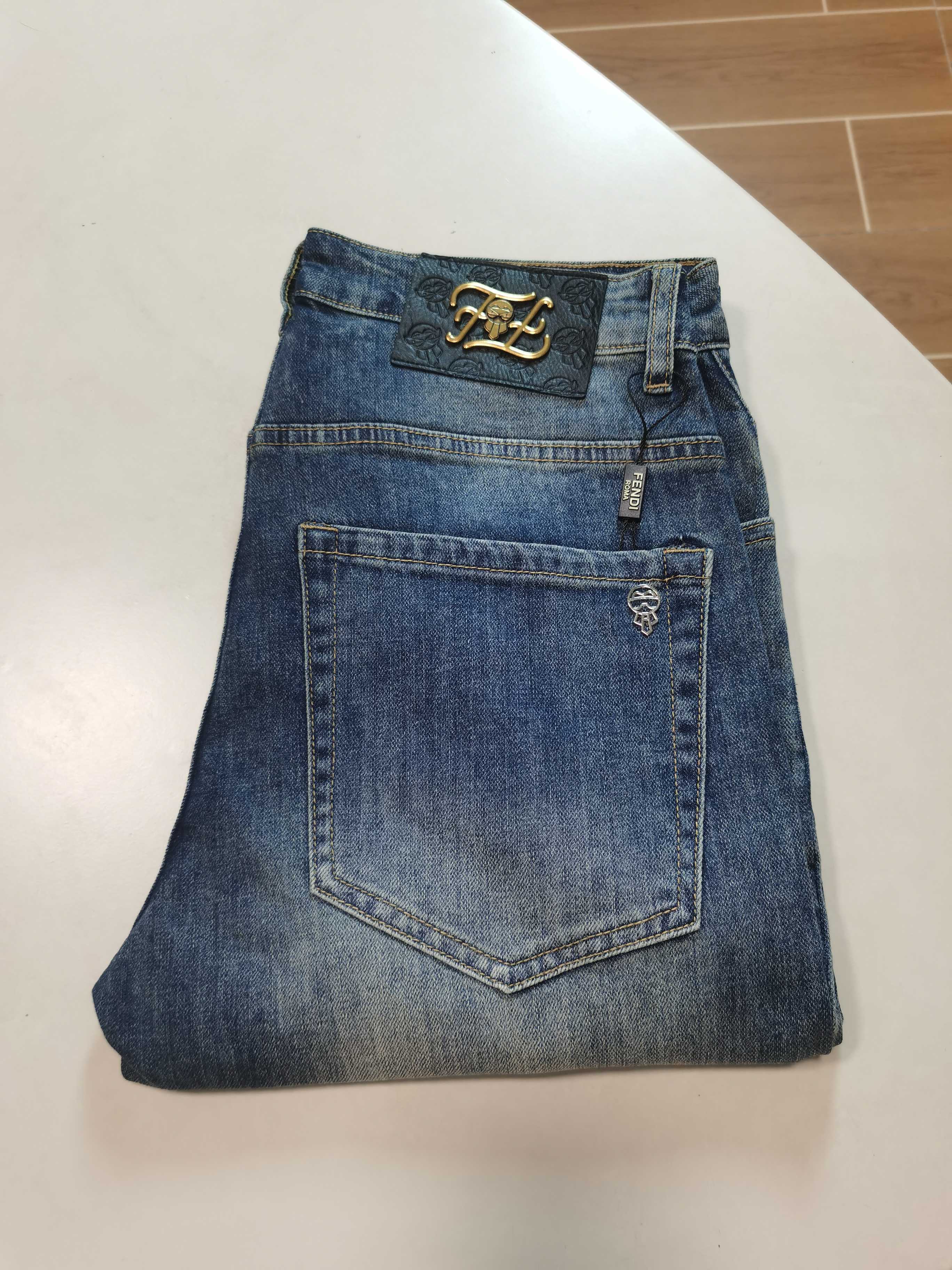 NO:530634,FENDI exclusively available for new jeans, high-end version!  Customized fabrics for counters are breathable and comfortable, with impeccable details, and the brand element design concept reflects high quality. The feel is delicate and soft!  It is casually cut, with a great upper body style!  Count 29-38, fendi, fendi, jeans, alexander wang19860909芬迪FENDI 独家专供新款 牛仔裤,高端版本！专柜定制面料 透气舒适度高,细节无可挑剔,品牌元素设计理念,体现高品质.手感细腻柔软！呈现休闲裁剪,上身版型超赞！ 码数29-38,,fendi,fendi,jeans,alexander wang,Men's clothing