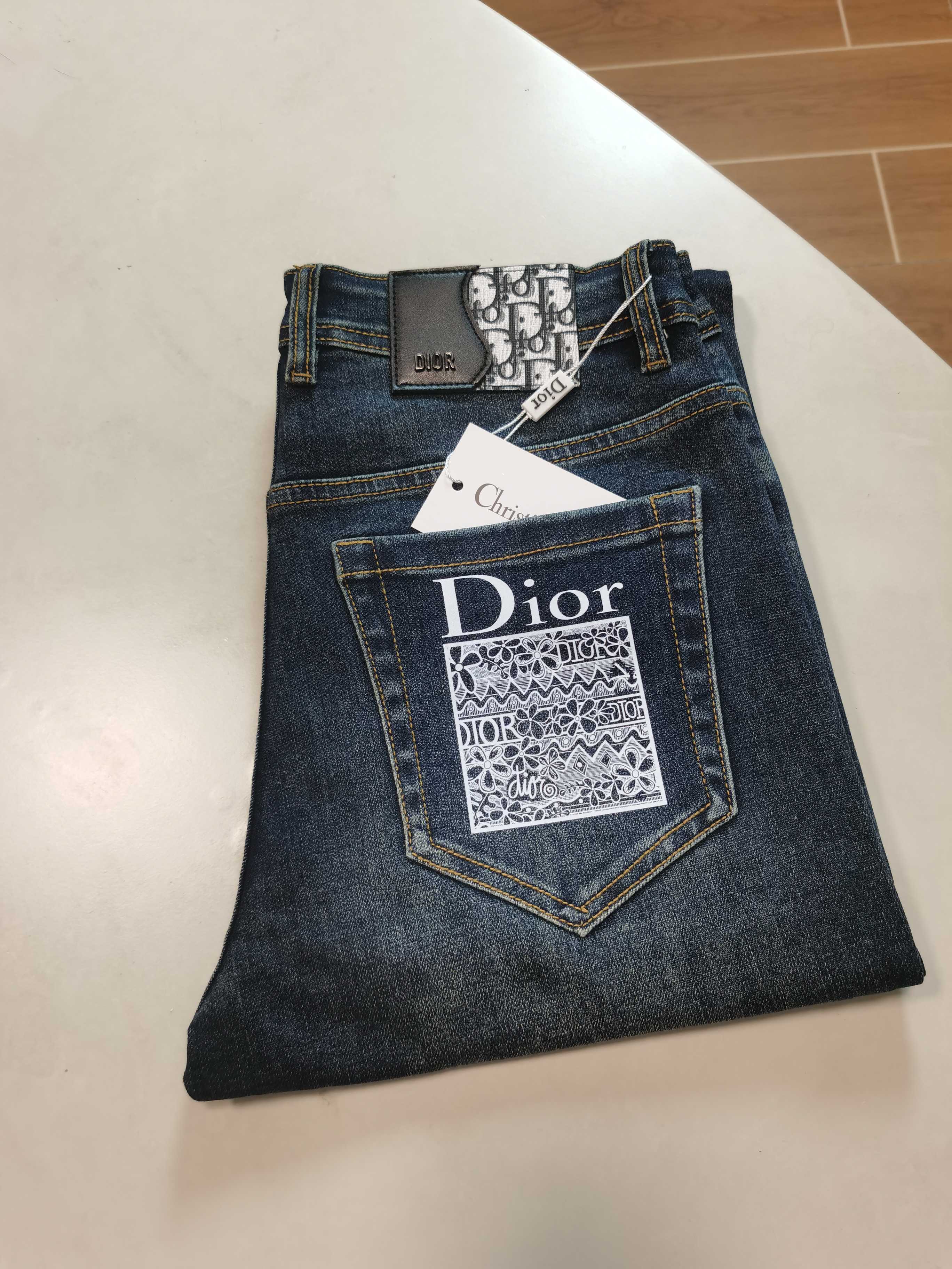 NO:530635,Dior DIOR exclusively offers new jeans, high-end version!  Customized fabrics for counters are breathable and comfortable, with impeccable details, and the brand element design concept reflects high quality. The feel is delicate and soft!  It is casually cut, with a great upper body style!  29-38, Dior, Dior, Jeans, Alexander wang19860909迪奥DIOR 独家专供新款 牛仔裤,高端版本！专柜定制面料 透气舒适度高,细节无可挑剔,品牌元素设计理念,体现高品质.手感细腻柔软！呈现休闲裁剪,上身版型超赞！ 码数29-38,,dior,dior,jeans,alexander wang,Men's clothing