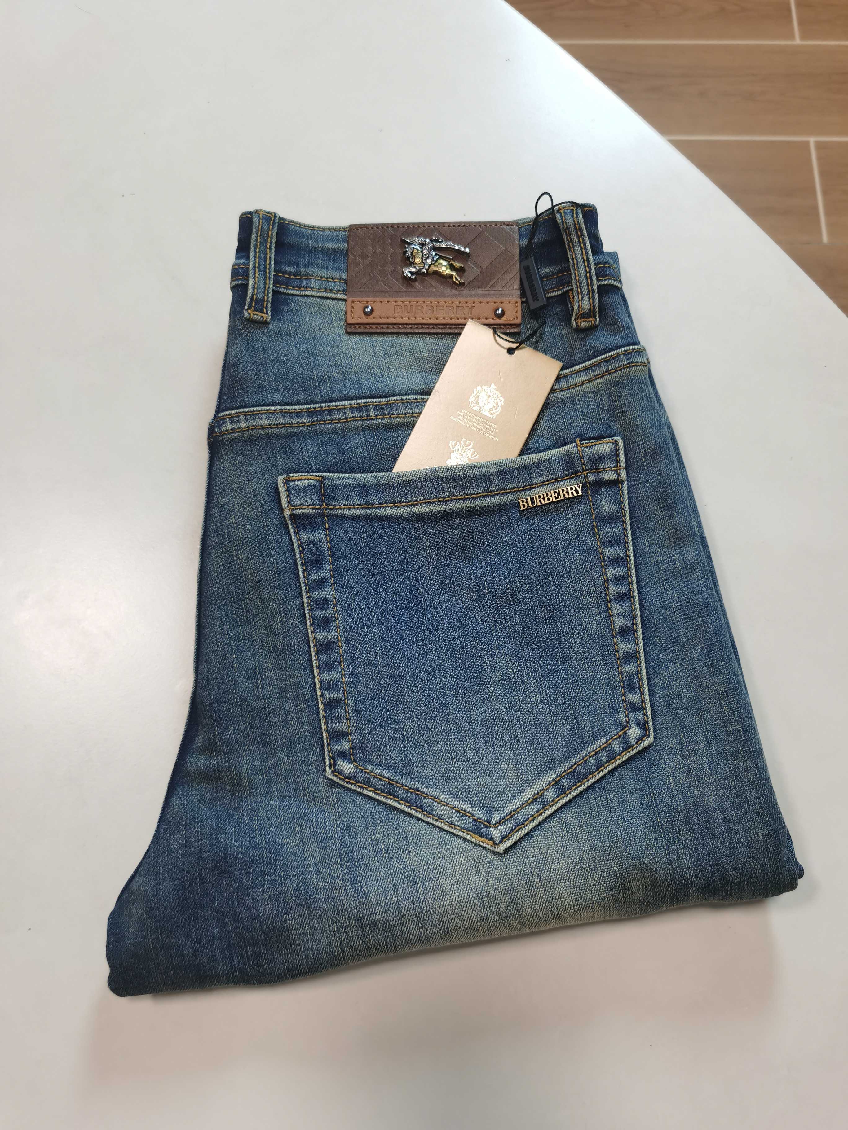 NO:530636,Burberry BURBERRY exclusively available for new jeans, high-end version!  Customized fabrics for counters are breathable and comfortable, with impeccable details, and the brand element design concept reflects high quality. The feel is delicate and soft!  It is casually cut, with a great upper body style!  29-38, burberry, burberry, jeans, alexander wang19860909巴宝莉BURBERRY 独家专供新款 牛仔裤,高端版本！专柜定制面料 透气舒适度高,细节无可挑剔,品牌元素设计理念,体现高品质.手感细腻柔软！呈现休闲裁剪,上身版型超赞！ 码数29-38,,burberry,burberry,jeans,alexander wang,Men's clothing