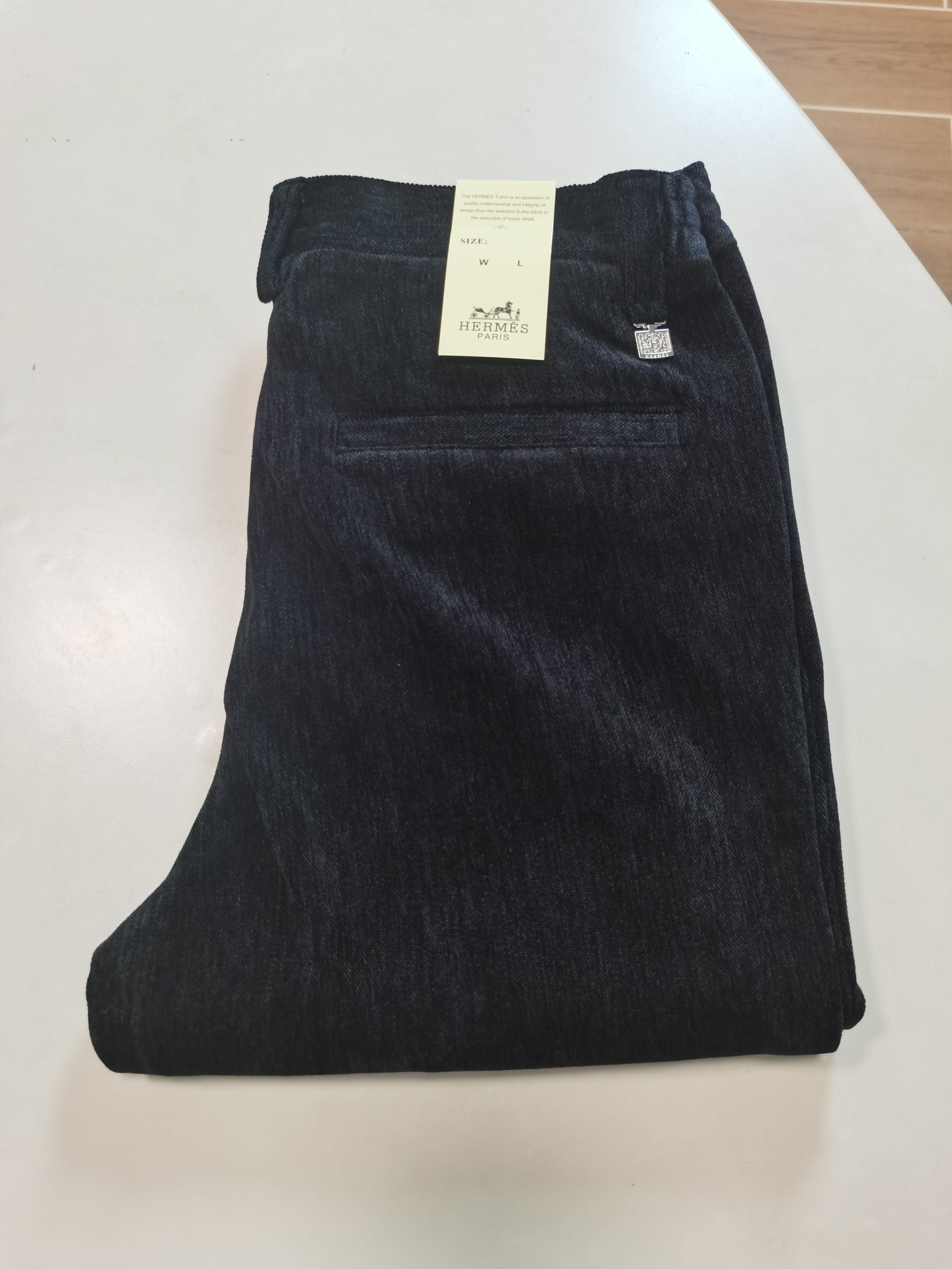 NO:531778,Corduroy casual pants Hermes HERMES fall and winter latest series men's straight casual pants!  It is made of customer-supply elastic cotton material, soft and delicate, and has an excellent feel!  The brand style is unobstructed!  Minimalist design, without extravagant elements to win the lead, the details are finely made, the hardware accessories are customized, the thickness is just right, easy to control various weather, classic colors are very energetic, and various styles of dressing, casual business, daily life, and fashion trends can be controlled!  Overall, both in terms of grade and fashion are extremely outstanding, bringing extraordinary clothing taste!  Color black code number 29-38, hermes, hermes, alexander wang19860909灯芯绒休闲裤 爱马仕 HERMES 秋冬最新系列男士直筒休闲裤！ 采用客供弹力柔棉材质,柔软细腻,手感绝佳！品牌格调一览无余！极简主义设计,没有多余浮夸的元素来宣兵夺主,细节做工精细,五金配件原版定制,厚薄程度也是恰到好处,轻松驾驭各种天气,经典颜色上身很显精气神,多种风格穿搭,休闲商务、日常生活、时尚潮流均可驾驭！整体不论是档次还是时尚感都是极为出色的,带来非凡的衣着品味！ 颜色黑色 码数29-38,,hermes,hermes,alexander wang,Men's clothing