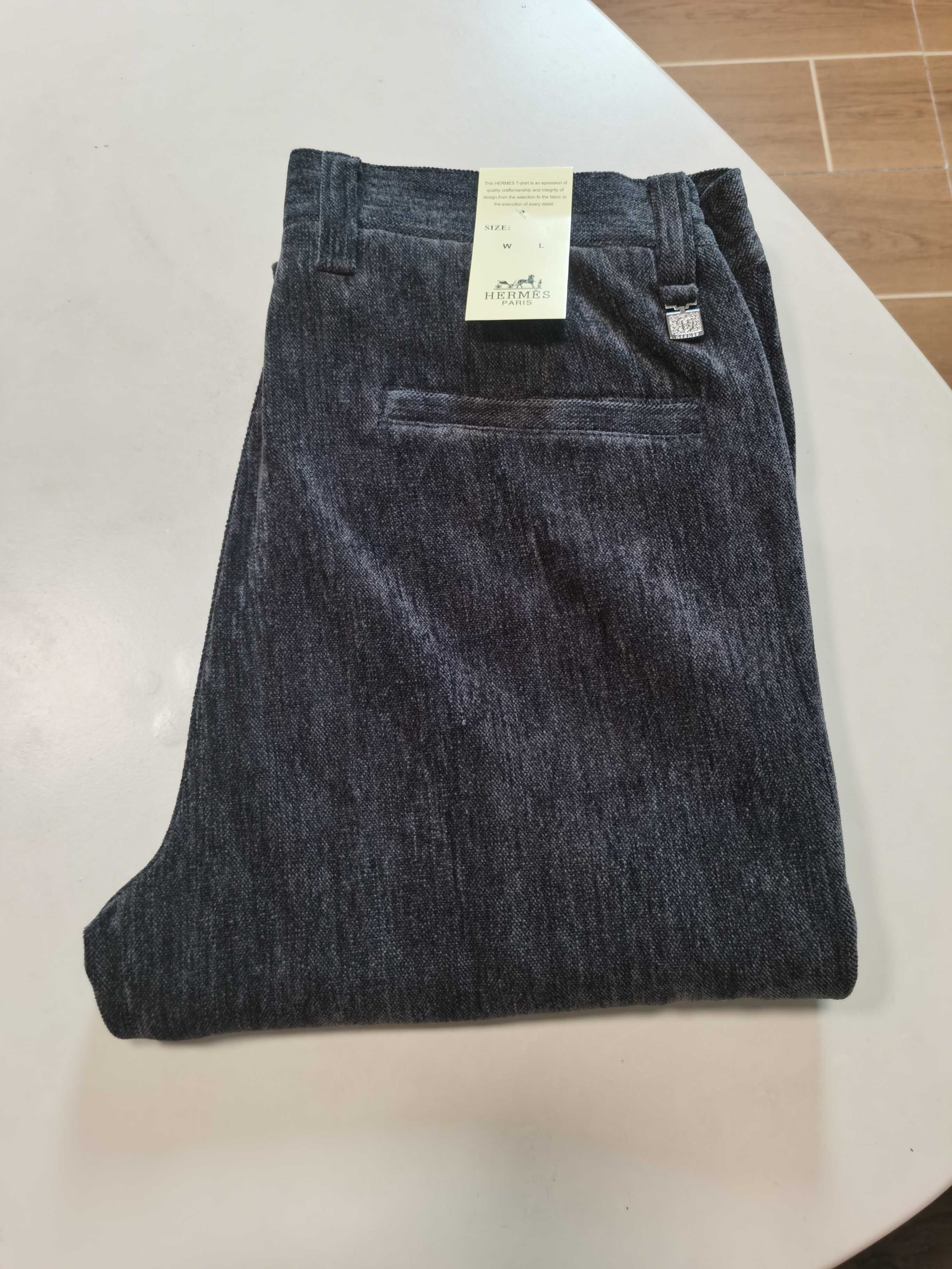 NO:531773,Corduroy casual pants Hermes HERMES fall and winter latest series men's straight casual pants!  It is made of customer-supply elastic cotton material, soft and delicate, and has an excellent feel!  The brand style is unobstructed!  Minimalist design, without extravagant elements to win the lead, the details are finely made, the hardware accessories are customized, the thickness is just right, easy to control various weather, classic colors are very energetic, and various styles of dressing, casual business, daily life, and fashion trends can be controlled!  Overall, both in terms of grade and fashion are extremely outstanding, bringing extraordinary clothing taste!  Color gray Number of codes 29-38, hermes, hermes, alexander wang19860909灯芯绒休闲裤 爱马仕 HERMES 秋冬最新系列男士直筒休闲裤！ 采用客供弹力柔棉材质,柔软细腻,手感绝佳！品牌格调一览无余！极简主义设计,没有多余浮夸的元素来宣兵夺主,细节做工精细,五金配件原版定制,厚薄程度也是恰到好处,轻松驾驭各种天气,经典颜色上身很显精气神,多种风格穿搭,休闲商务、日常生活、时尚潮流均可驾驭！整体不论是档次还是时尚感都是极为出色的,带来非凡的衣着品味！ 颜色灰色 码数29-38,,hermes,hermes,alexander wang,Men's clothing