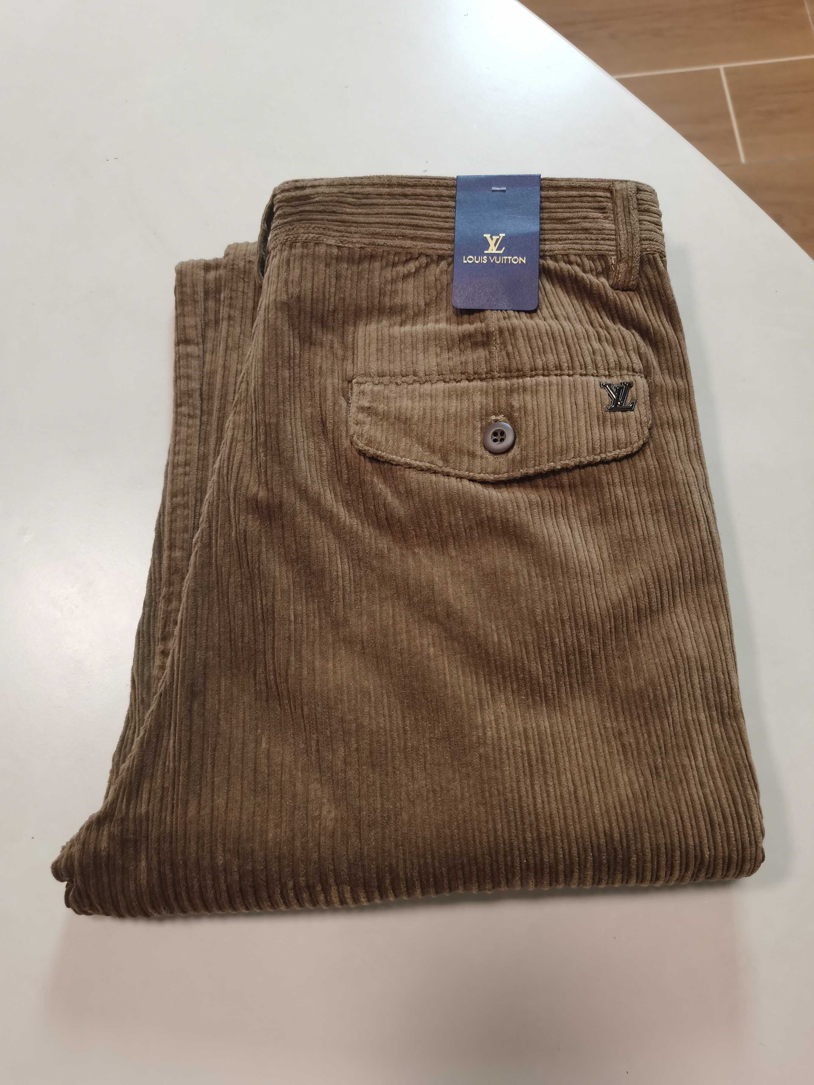 NO:531783,Corduroy casual pants Louis Vuitton LV fall and winter latest series for men's straight casual pants!  It is made of customer-supply elastic cotton material, soft and delicate, and has an excellent feel!  The brand style is unobstructed!  Minimalist design, without extravagant elements to win the lead, the details are finely made, the hardware accessories are customized, the thickness is just right, easy to control various weather, classic colors are very energetic, and various styles of dressing, casual business, daily life, and fashion trends can be controlled!  Overall, both in terms of grade and fashion are extremely outstanding, bringing extraordinary clothing taste!  Color brown code number 29-38, louis vuitton,louis vuitton,alexander wang19860909灯芯绒休闲裤 路易威登 LV 秋冬最新系列男士直筒休闲裤！ 采用客供弹力柔棉材质,柔软细腻,手感绝佳！品牌格调一览无余！极简主义设计,没有多余浮夸的元素来宣兵夺主,细节做工精细,五金配件原版定制,厚薄程度也是恰到好处,轻松驾驭各种天气,经典颜色上身很显精气神,多种风格穿搭,休闲商务、日常生活、时尚潮流均可驾驭！整体不论是档次还是时尚感都是极为出色的,带来非凡的衣着品味！ 颜色咖色 码数29-38,,louis vuitton,louis vuitton,alexander wang,Men's clothing
