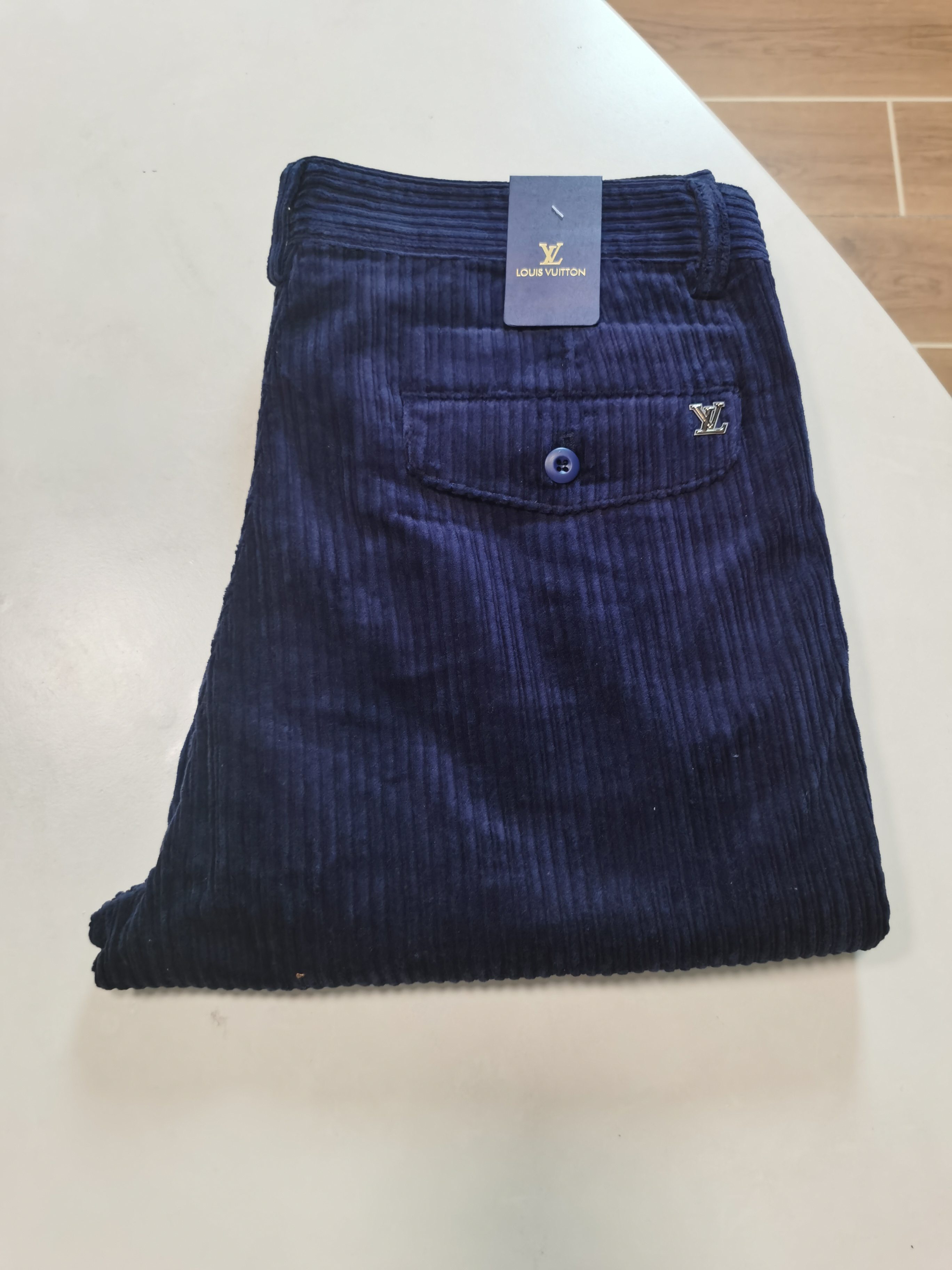 NO:531787,Corduroy casual pants Louis Vuitton LV fall and winter latest series for men's straight casual pants!  It is made of customer-supply elastic cotton material, soft and delicate, and has an excellent feel!  The brand style is unobstructed!  Minimalist design, without extravagant elements to win the lead, the details are finely made, the hardware accessories are customized, the thickness is just right, easy to control various weather, classic colors are very energetic, and various styles of dressing, casual business, daily life, and fashion trends can be controlled!  Overall, both in terms of grade and fashion are extremely outstanding, bringing extraordinary clothing taste!  Color blue code number 29-38, louis vuitton,louis vuitton,alexander wang19860909灯芯绒休闲裤 路易威登 LV 秋冬最新系列男士直筒休闲裤！ 采用客供弹力柔棉材质,柔软细腻,手感绝佳！品牌格调一览无余！极简主义设计,没有多余浮夸的元素来宣兵夺主,细节做工精细,五金配件原版定制,厚薄程度也是恰到好处,轻松驾驭各种天气,经典颜色上身很显精气神,多种风格穿搭,休闲商务、日常生活、时尚潮流均可驾驭！整体不论是档次还是时尚感都是极为出色的,带来非凡的衣着品味！ 颜色蓝色 码数29-38,,louis vuitton,louis vuitton,alexander wang,Men's clothing