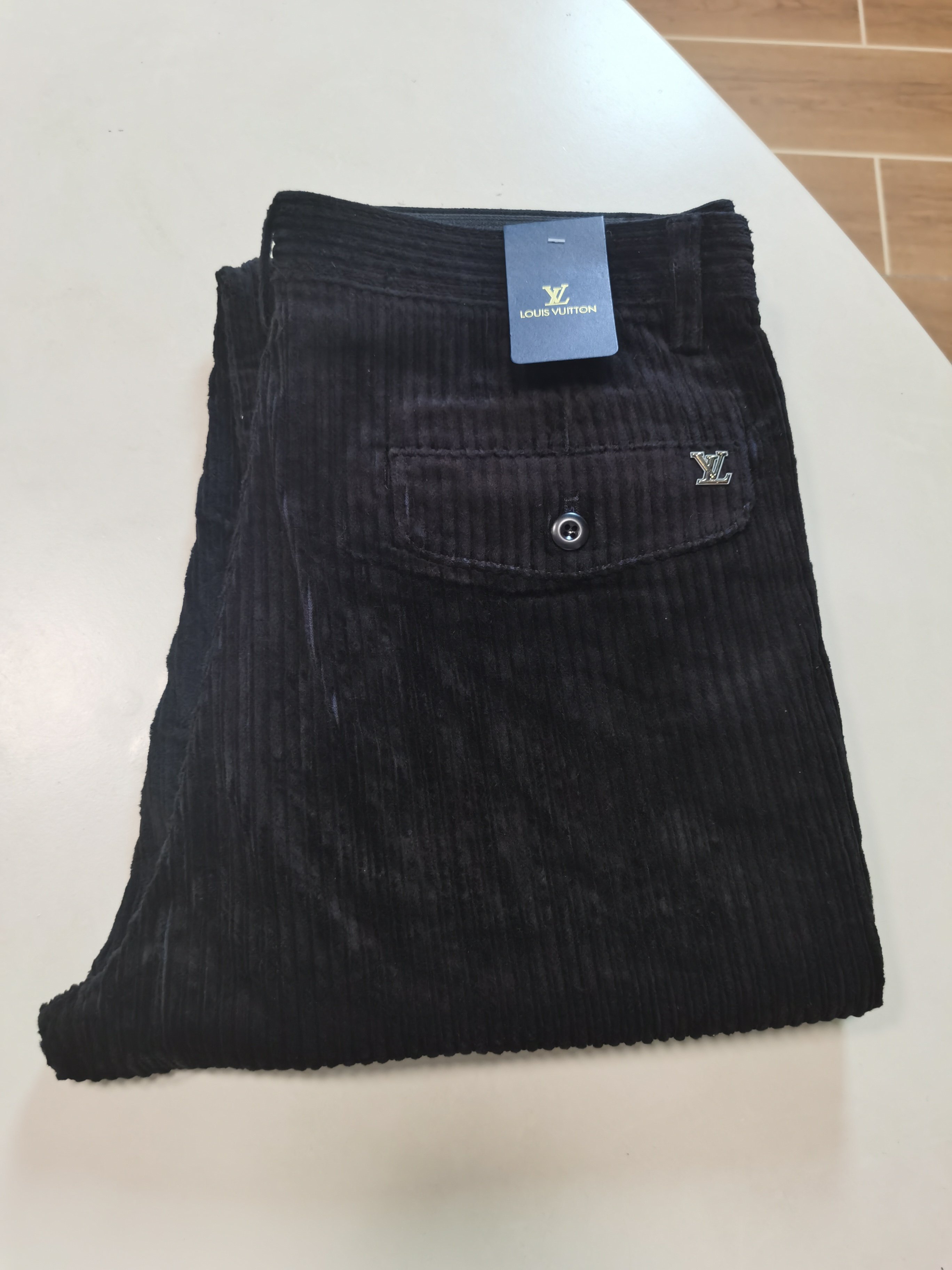 NO:531785,Corduroy casual pants Louis Vuitton LV fall and winter latest series for men's straight casual pants!  It is made of customer-supply elastic cotton material, soft and delicate, and has an excellent feel!  The brand style is unobstructed!  Minimalist design, without extravagant elements to win the lead, the details are finely made, the hardware accessories are customized, the thickness is just right, easy to control various weather, classic colors are very energetic, and various styles of dressing, casual business, daily life, and fashion trends can be controlled!  Overall, both in terms of grade and fashion are extremely outstanding, bringing extraordinary clothing taste!  Color black code number 29-38, louis vuitton,louis vuitton,alexander wang19860909灯芯绒休闲裤 路易威登 LV 秋冬最新系列男士直筒休闲裤！ 采用客供弹力柔棉材质,柔软细腻,手感绝佳！品牌格调一览无余！极简主义设计,没有多余浮夸的元素来宣兵夺主,细节做工精细,五金配件原版定制,厚薄程度也是恰到好处,轻松驾驭各种天气,经典颜色上身很显精气神,多种风格穿搭,休闲商务、日常生活、时尚潮流均可驾驭！整体不论是档次还是时尚感都是极为出色的,带来非凡的衣着品味！ 颜色黑色 码数29-38,,louis vuitton,louis vuitton,alexander wang,Men's clothing