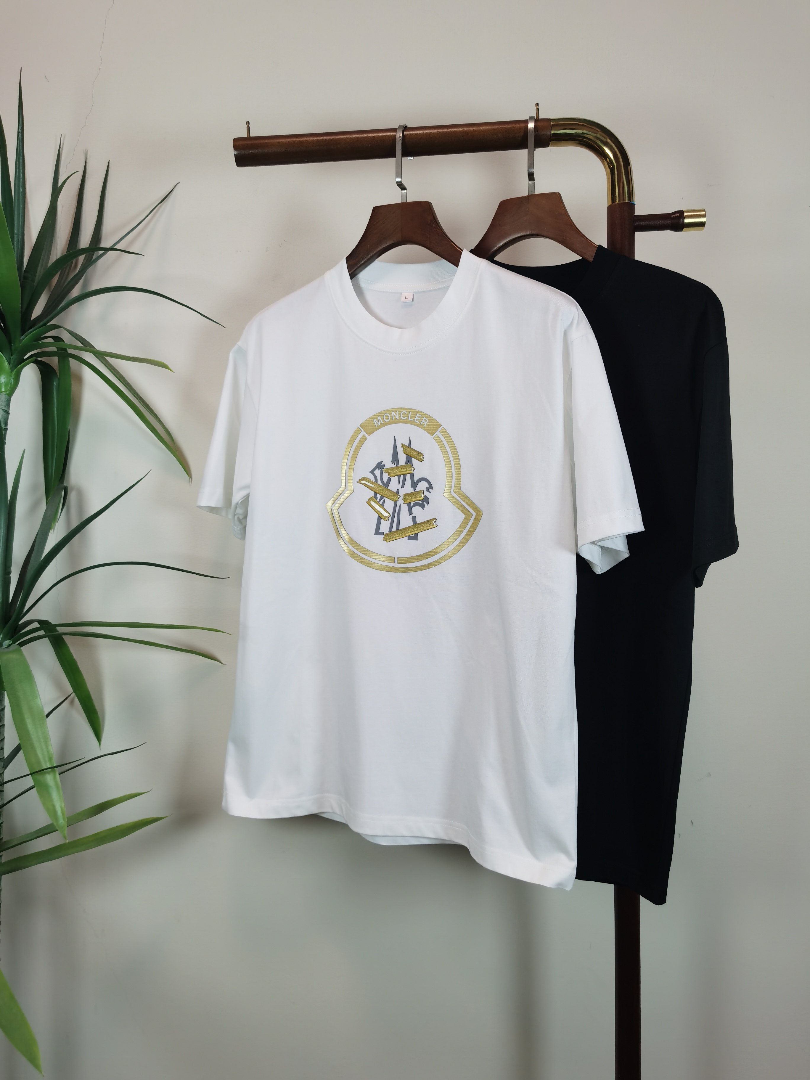 NO:530639,Mask MONCLER 2025 new round neck short-sleeved T-shirt high-end version!  Customized fabrics for counters are breathable and comfortable, with impeccable details, and the brand element design concept reflects high quality. The feel is delicate and soft!  It is casually cut, with a great upper body style!  Color black white Number M-4XL, Moncler, T-shirt,tees, t-shirt,alexander wang19860909蒙口 MONCLER 2025新款 圆领 短袖 T恤 高端版本！专柜定制面料 透气舒适度高,细节无可挑剔,品牌元素设计理念,体现高品质.手感细腻柔软！呈现休闲裁剪,上身版型超赞！ 颜色黑色 白色 码数M-4XL,,Moncler,T-shirt,tees，t-shirt,alexander wang,Men's clothing