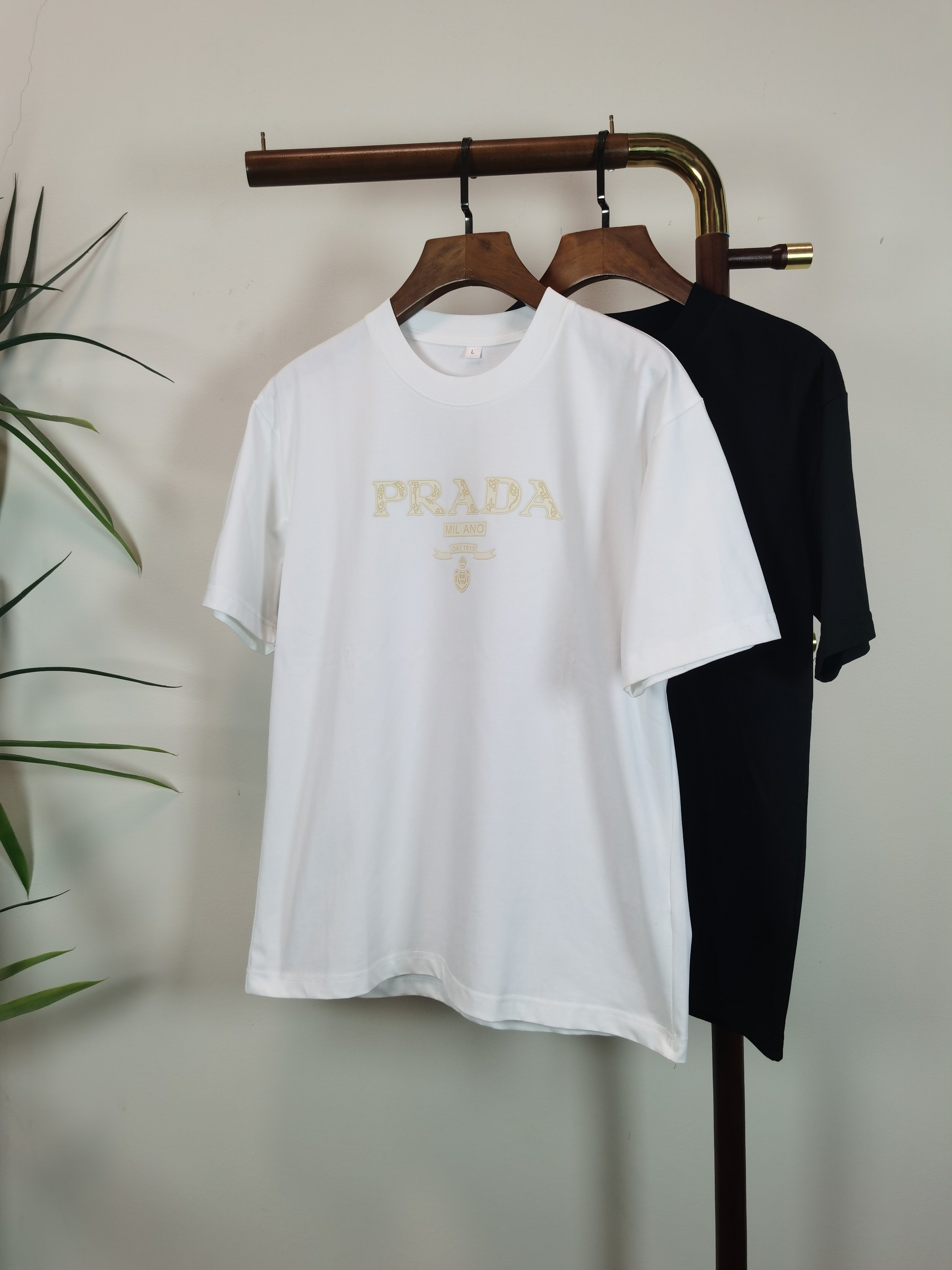 NO:530638,Prada PRADA 2025 new round neck short-sleeved T-shirt high-end version!  Customized fabrics for counters are breathable and comfortable, with impeccable details, and the brand element design concept reflects high quality. The feel is delicate and soft!  It is casually cut, with a great upper body style!  Color black white Number M-4XL, prada, prada, T-shirt,tees, t-shirt,alexander wang19860909普拉达 PRADA 2025新款 圆领 短袖 T恤 高端版本！专柜定制面料 透气舒适度高,细节无可挑剔,品牌元素设计理念,体现高品质.手感细腻柔软！呈现休闲裁剪,上身版型超赞！ 颜色黑色 白色 码数M-4XL,,prada,prada,T-shirt,tees，t-shirt,alexander wang,Men's clothing