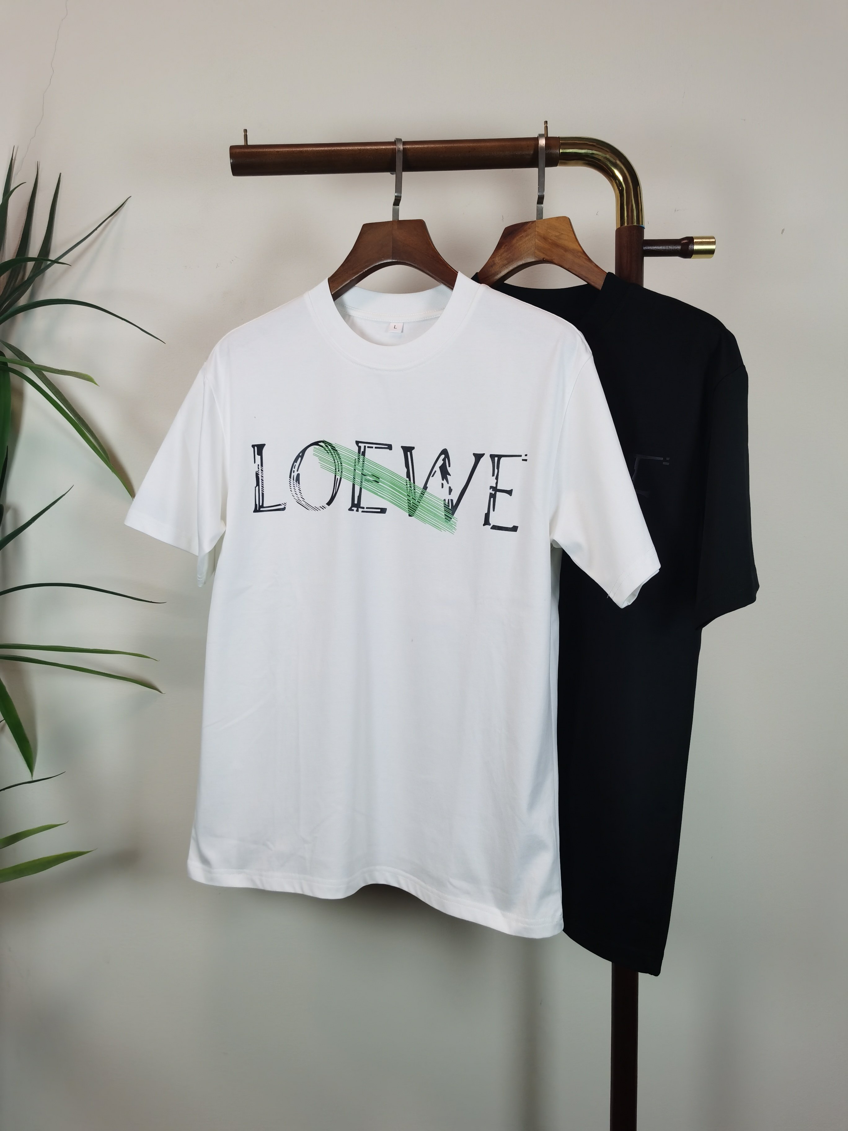 NO:528536,Luo Yiwei LOEWE 2025 new round neck short-sleeved T-shirt high-end version!  Customized fabrics for counters are breathable and comfortable, with impeccable details, and the brand element design concept reflects high quality. The feel is delicate and soft!  It is casually cut, with a great upper body style!  Color black white Number M-4XL, loewe,loewe,t-shirt,tees,t-shirt,alexander wang19860909罗意威 LOEWE 2025新款 圆领 短袖 T恤 高端版本！专柜定制面料 透气舒适度高,细节无可挑剔,品牌元素设计理念,体现高品质.手感细腻柔软！呈现休闲裁剪,上身版型超赞！ 颜色黑色 白色 码数M-4XL,,loewe,loewe,T-shirt,tees，t-shirt,alexander wang,Men's clothing