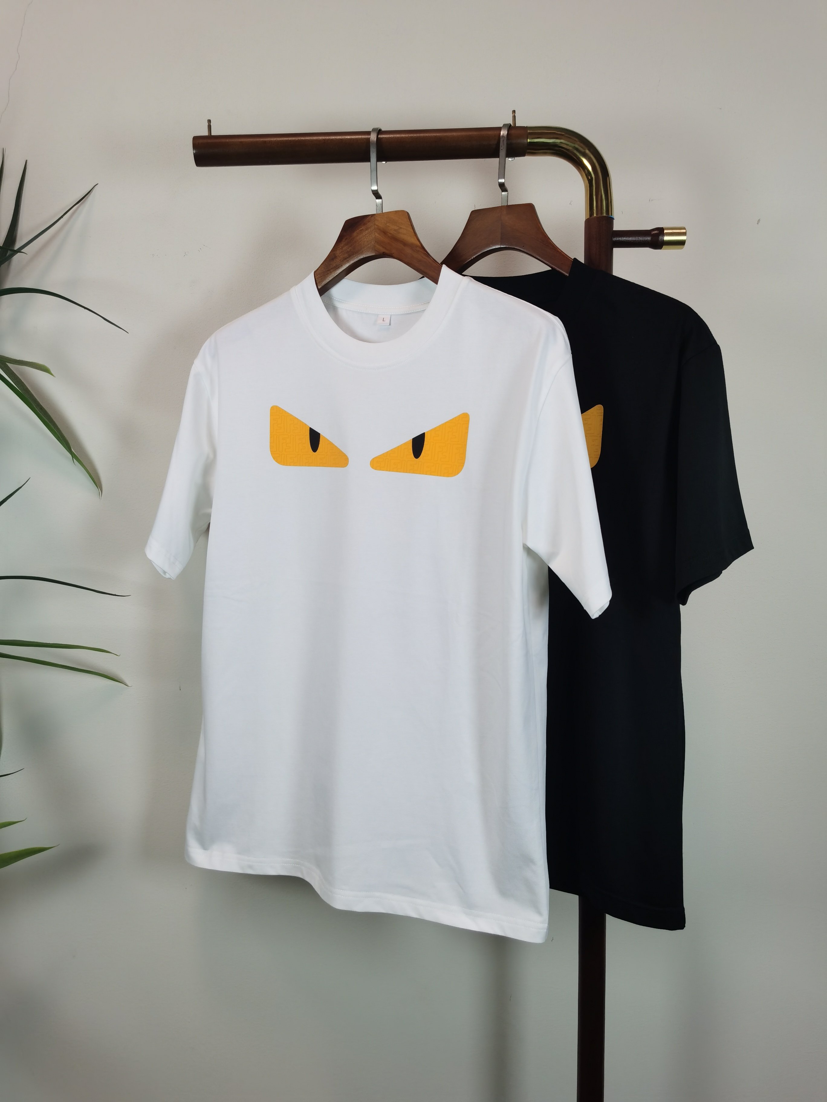 NO:528537,FENDI 2025 new round neck short-sleeved T-shirt high-end version!  Customized fabrics for counters are breathable and comfortable, with impeccable details, and the brand element design concept reflects high quality. The feel is delicate and soft!  It is casually cut, with a great upper body style!  Color black white Number M-4XL, fendi, fendi, T-shirt, tees, t-shirt, alexander wang19860909芬迪 FENDI 2025新款 圆领 短袖 T恤 高端版本！专柜定制面料 透气舒适度高,细节无可挑剔,品牌元素设计理念,体现高品质.手感细腻柔软！呈现休闲裁剪,上身版型超赞！ 颜色黑色 白色 码数M-4XL,,fendi,fendi,T-shirt,tees，t-shirt,alexander wang,Men's clothing