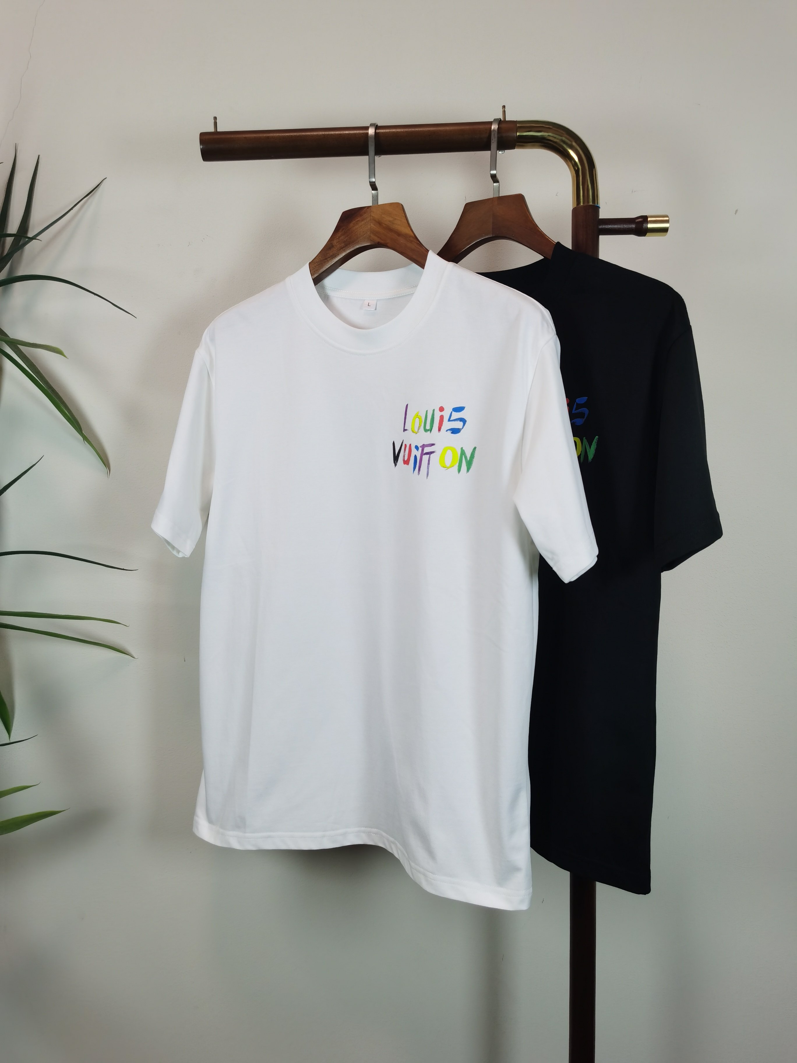 NO:530637,Louis Vuitton LV 2025 new round neck short-sleeved T-shirt high-end version!  Customized fabrics for counters are breathable and comfortable, with impeccable details, and the brand element design concept reflects high quality. The feel is delicate and soft!  It is casually cut, with a great upper body style!  Color black white Number M-4XL, louis vuitton,louis vuitton,t-shirt,tees,t-shirt,alexander wang19860909路易威登 LV 2025新款 圆领 短袖 T恤 高端版本！专柜定制面料 透气舒适度高,细节无可挑剔,品牌元素设计理念,体现高品质.手感细腻柔软！呈现休闲裁剪,上身版型超赞！ 颜色黑色 白色 码数M-4XL,,louis vuitton,louis vuitton,T-shirt,tees，t-shirt,alexander wang,Men's clothing