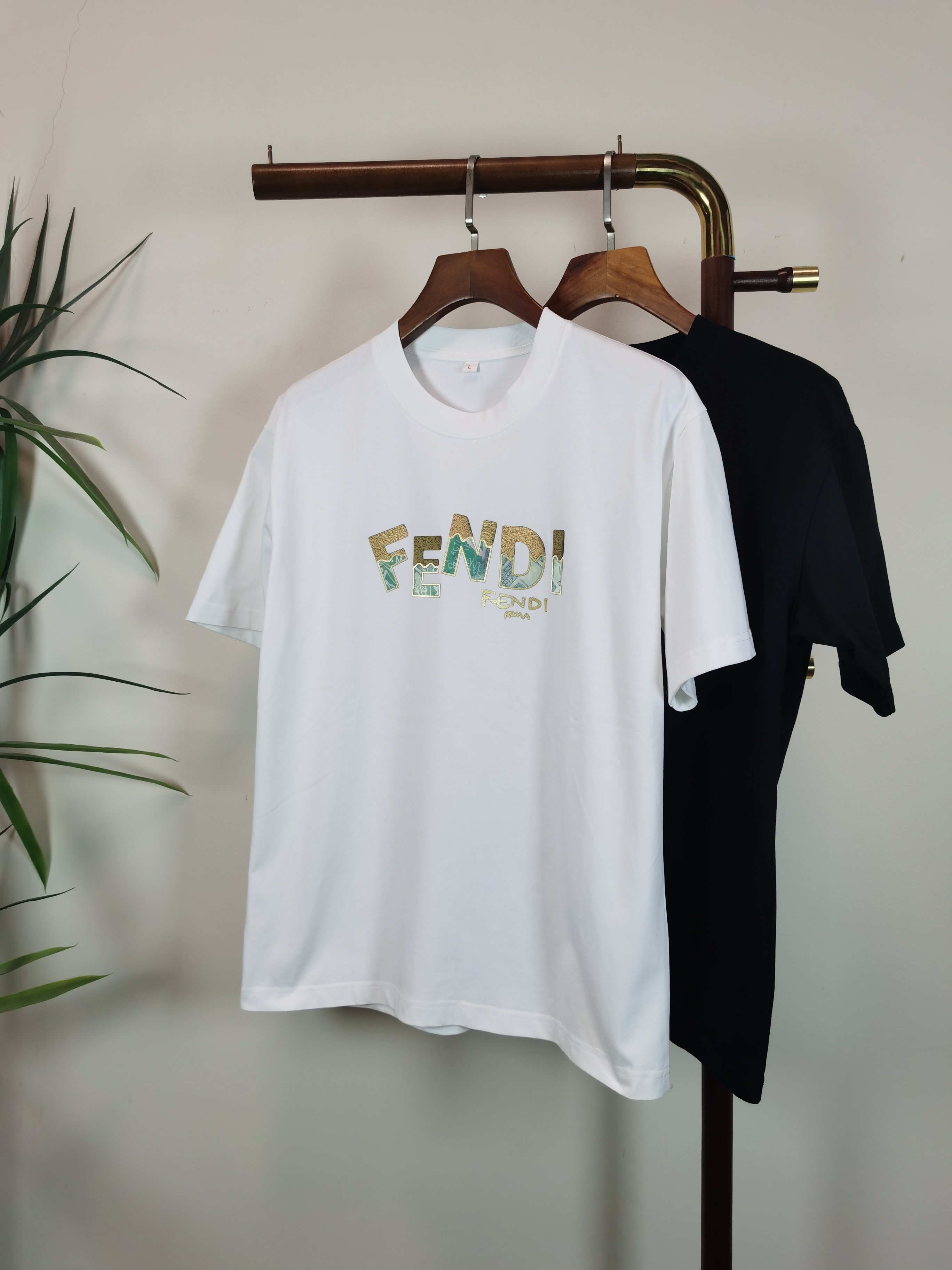 NO:529825,FENDI 2025 new round neck short-sleeved T-shirt high-end version!  Customized fabrics for counters are breathable and comfortable, with impeccable details, and the brand element design concept reflects high quality. They feel delicate and soft!  It is casually cut, with a great upper body style!  Color black white Number M-4XL, fendi, fendi, T-shirt, tees, t-shirt, alexander wang19860909芬迪 FENDI 2025新款 圆领 短袖 T恤 高端版本！专柜定制面料 透气舒适度高,细节无可挑剔,品牌元素设计理念,体现高品质.手感细腻柔软！呈现休闲裁剪,上身版型超赞！ 颜色黑色 白色 码数M-4XL,,fendi,fendi,T-shirt,tees，t-shirt,alexander wang,Men's clothing