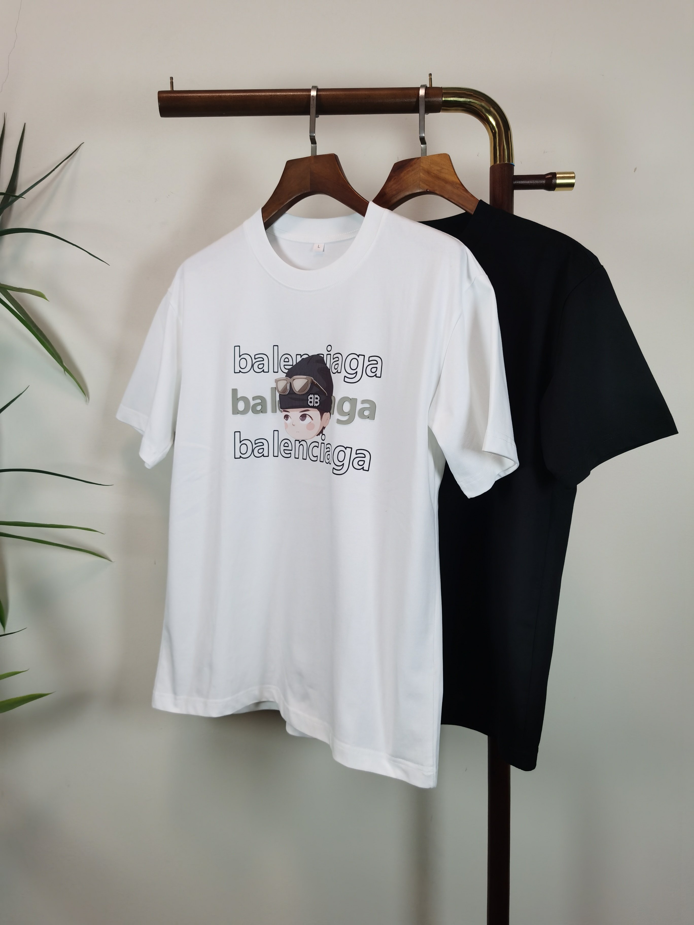 NO:529824,Balenciaga BALENCIAGA 2025 new round neck short-sleeved T-shirt high-end version!  Customized fabrics for counters are breathable and comfortable, with impeccable details, and the brand element design concept reflects high quality. They feel delicate and soft!  It is casually cut, with a great upper body style!  Color black white Number M-4XL, balenciaga, balenciaga, T-shirt,tees, t-shirt,alexander wang19860909巴黎世家 BALENCIAGA 2025新款 圆领 短袖 T恤 高端版本！专柜定制面料 透气舒适度高,细节无可挑剔,品牌元素设计理念,体现高品质.手感细腻柔软！呈现休闲裁剪,上身版型超赞！ 颜色黑色 白色 码数M-4XL,,balenciaga,balenciaga,T-shirt,tees，t-shirt,alexander wang,Men's clothing