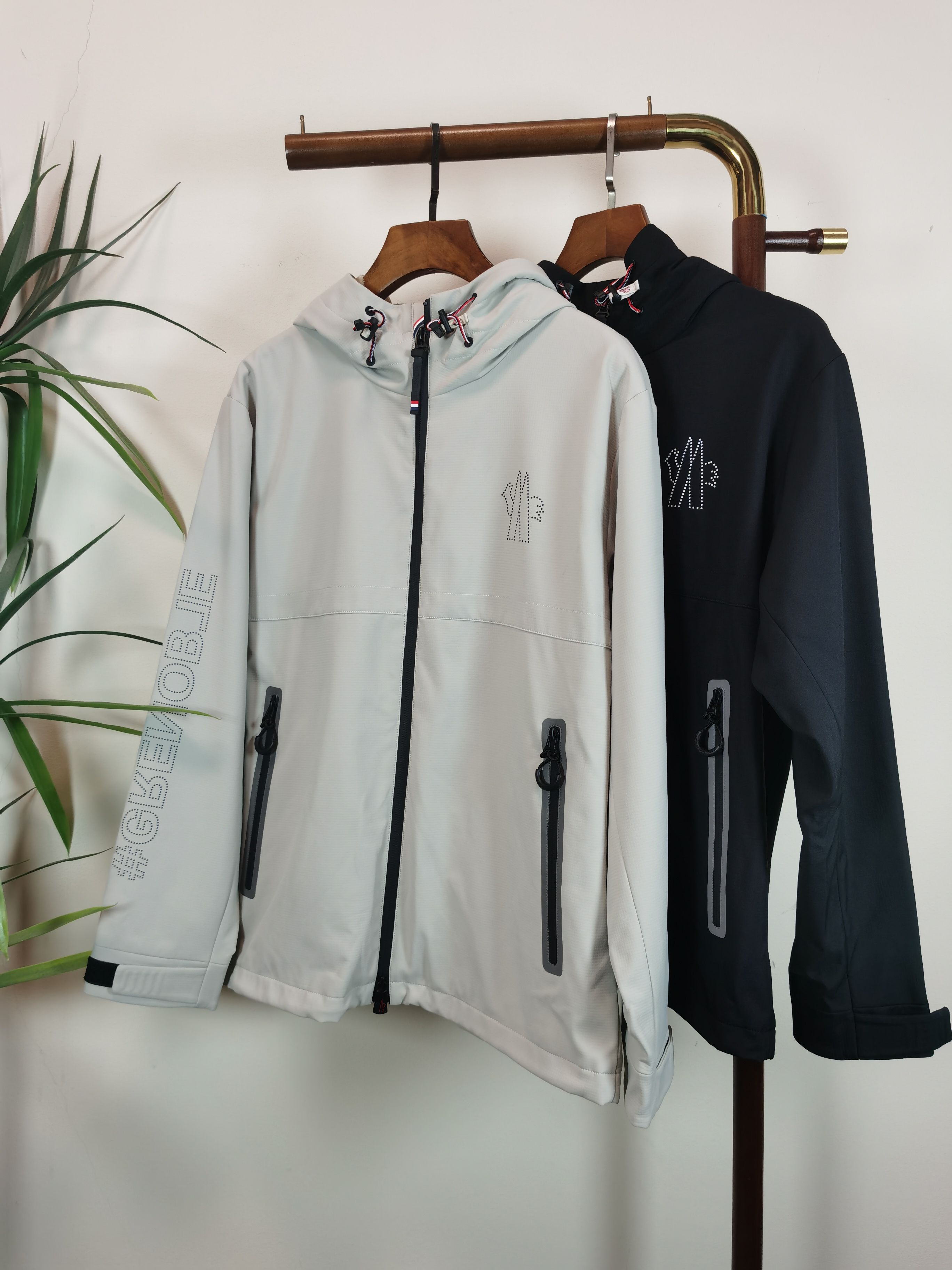 NO:529827,(Fleece-added style) MONCLER matte top quality The same style on the official website, complete with three standards!  2025 autumn and winter new men's jacket, fashionable and casual high-end version!  Customized fabrics in counters are impeccable in details, and the brand elements design concept reflects high quality. The feel is delicate and soft!  It is casually cut, with a great upper body style!  Color black grey code number M-3XL, Moncler, jackets & coats, jackets & coats, alexander wang19860909（加绒款） MONCLER 蒙口 顶级品质 官网同款,三标齐全！2025秋冬新款男士夹克外套,时尚休闲高端版本！专柜定制面料 细节无可挑剔,品牌元素设计理念,体现高品质.手感细腻柔软！呈现休闲裁剪,上身版型超赞！ 颜色黑色 灰色 码数M-3XL,,Moncler,jackets & coats,jackets & coats,alexander wang,Men's clothing