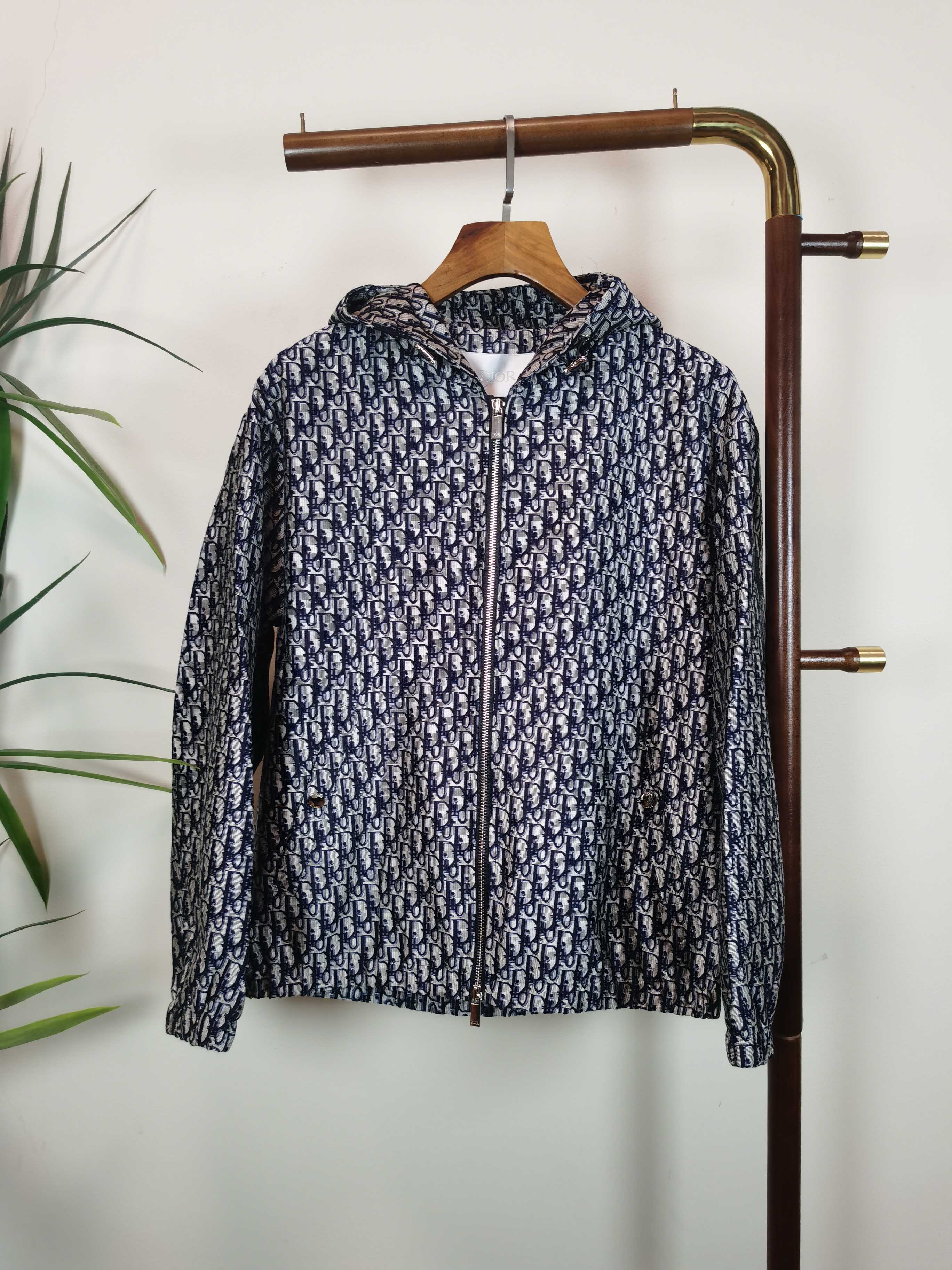 NO:529826,DIOR full of letters, top quality, same style on the official website, complete with three standards!  2025 spring and summer new men's jacket, fashionable and casual high-end version!  Customized fabrics in counters are impeccable in details, and the brand elements design concept reflects high quality. The feel is delicate and soft!  It is casually cut, with a great upper body style!  Code number M-3XL,,dior,dior,jackets & coats,jackets & coats,alexander wang19860909DIOR 迪奥 字母满花 顶级品质 官网同款,三标齐全！2025春夏新款男士夹克外套,时尚休闲高端版本！专柜定制面料 细节无可挑剔,品牌元素设计理念,体现高品质.手感细腻柔软！呈现休闲裁剪,上身版型超赞！ 码数M-3XL,,dior,dior,jackets & coats,jackets & coats,alexander wang,Men's clothing