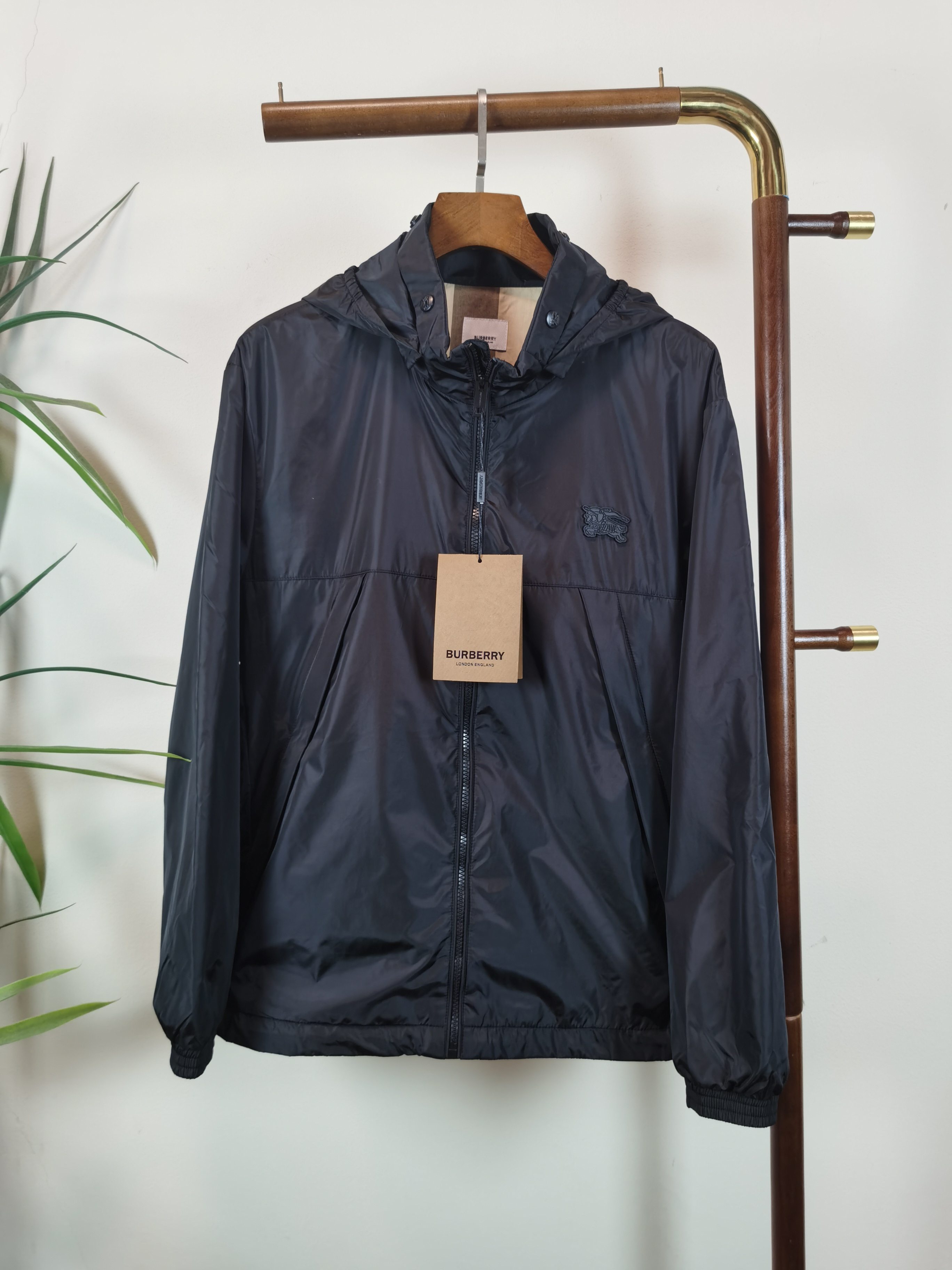 NO:531770,BBR Burberry exclusively offers the latest autumn and winter fashion jackets, classic design and superb jackets (hats can be hidden) quality that cannot be picked and quality control can be purchased directly, and high-end products that cannot be missed! Through the detailed pictures, you can feel its powerful aura, and the warm-concentration effect is significant, so you don’t have to worry about the chill at all! It is both fashionable and functional, and the whole style looks more luxurious and elegant! Color black Size M-3XL, Burberry, Jackets & coats, Jackets & coats, Hats, Alexander wang19860909BBR 巴宝莉独家客供最新秋冬时尚夹克,经典设计感与颜值爆棚的外套（帽子可隐藏）品质更是无法挑剔品控可以直接入手,不容过错的高端臻品！通过细节图片便可感受到它强悍的气场,聚温保暖效果显著,完全不用担心会有一点寒意！时尚与功能性兼备,整款显得更加的奢华大气！ 颜色黑色 尺码M-3XL,,burberry,jackets & coats,jackets & coats,hats,alexander wang,Men's clothing