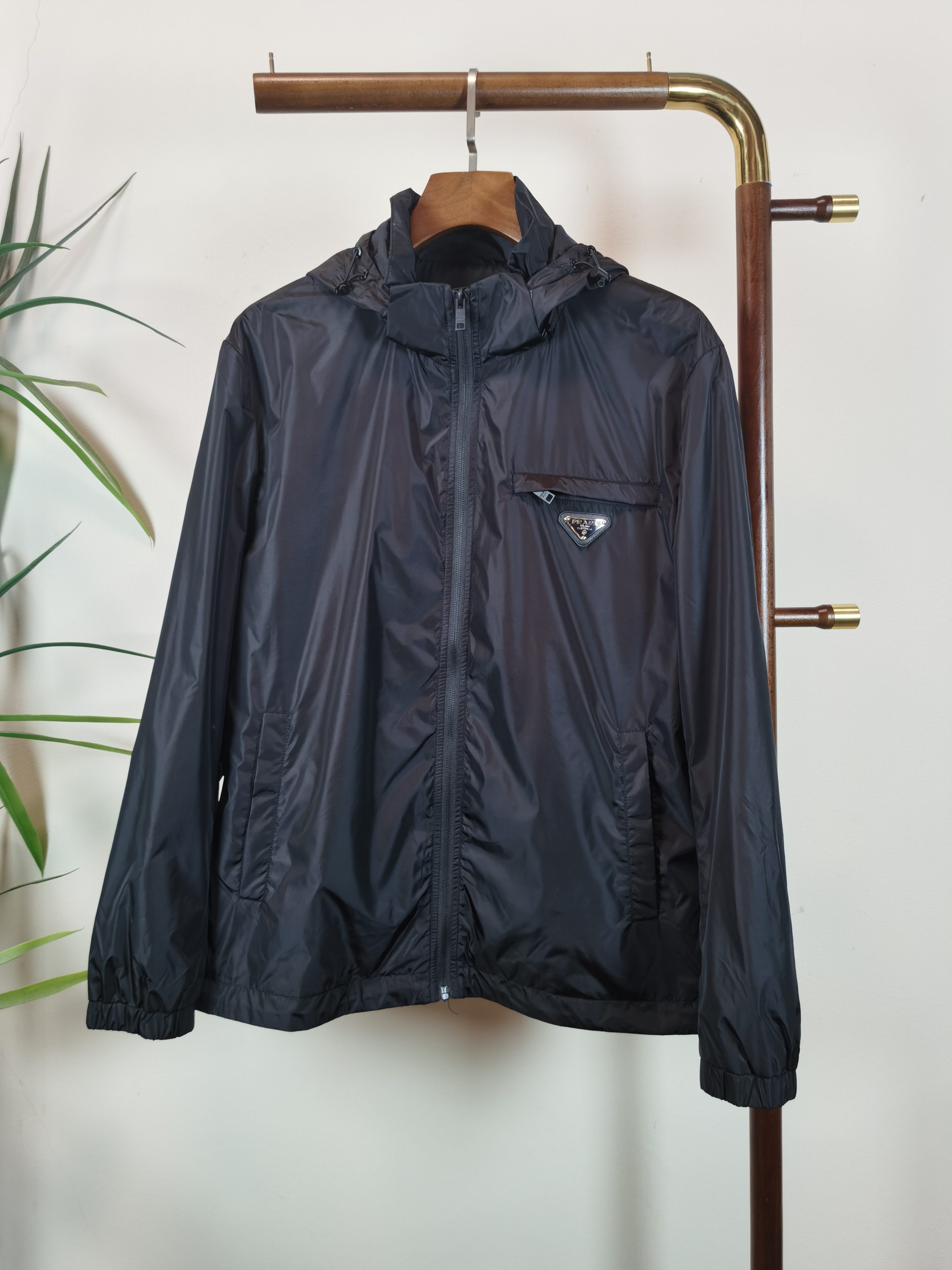 NO:531759,PRADA exclusively offers the latest autumn and winter fashion jackets, classic design and superb jackets (hats can be hidden) quality that cannot be picked and quality control can be purchased directly, and high-end products that cannot be missed! Through the detailed pictures, you can feel its powerful aura, and the warm-concentration effect is significant, so you don’t have to worry about the chill at all! It is both fashionable and functional, and the whole style looks more luxurious and elegant! Color black Size M-3XL, prada, prada, jackets & coats, jackets & coats, hats, alexander wang19860909PRADA普拉达 独家客供最新秋冬时尚夹克,经典设计感与颜值爆棚的外套（帽子可隐藏）品质更是无法挑剔品控可以直接入手,不容过错的高端臻品！通过细节图片便可感受到它强悍的气场,聚温保暖效果显著,完全不用担心会有一点寒意！时尚与功能性兼备,整款显得更加的奢华大气！ 颜色黑色 尺码M-3XL,,prada,prada,jackets & coats,jackets & coats,hats,alexander wang,Men's clothing