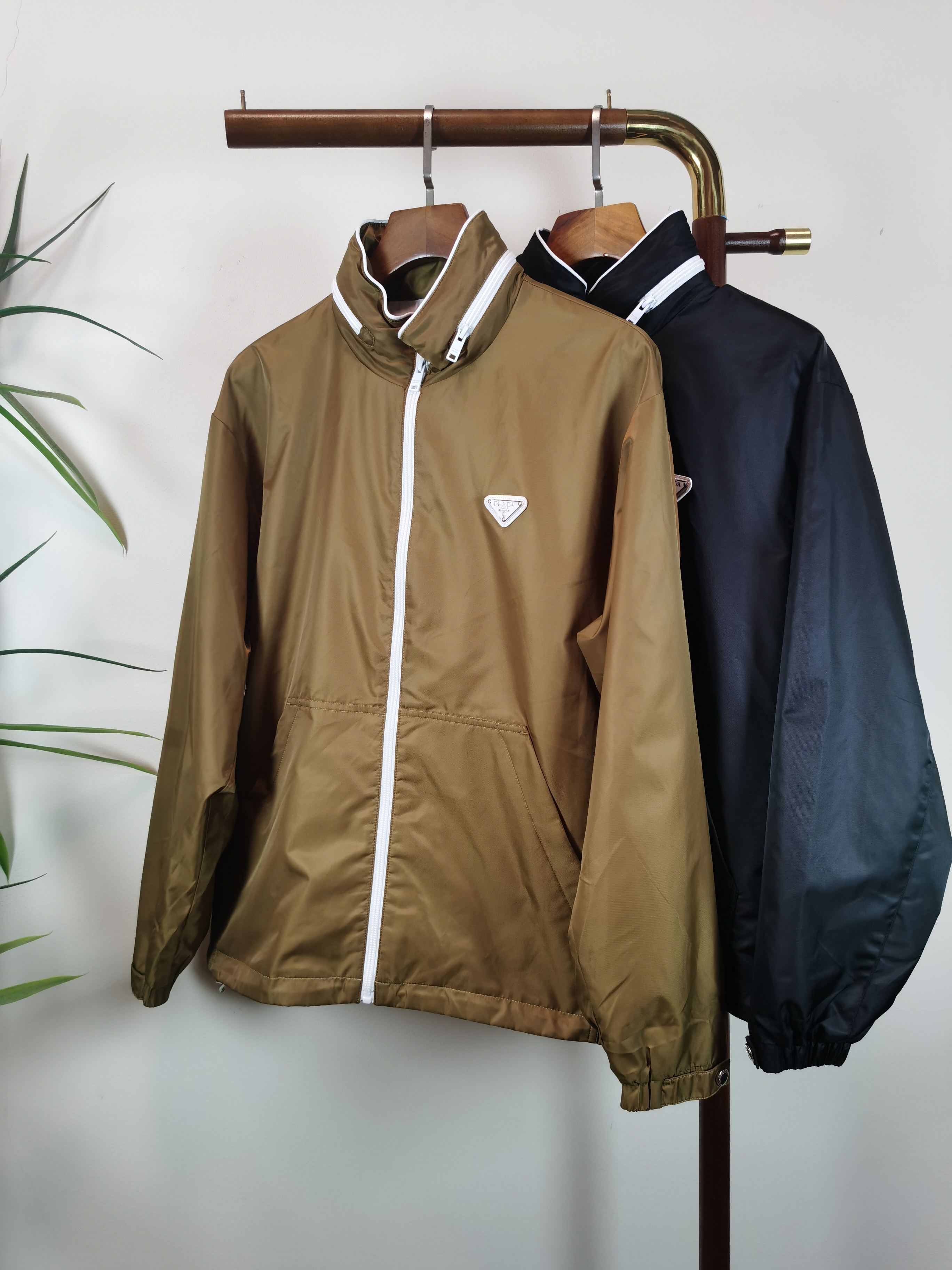 NO:531758,PRADA exclusively offers the latest autumn and winter fashion jackets, classic design and superb jackets (hats can be hidden) quality that cannot be picked and quality control can be purchased directly, and high-end products that cannot be missed! Through the detailed pictures, you can feel its powerful aura, and the warm-concentration effect is significant, so you don’t have to worry about the chill at all! It is both fashionable and functional, and the whole style looks more luxurious and elegant! Color black brown Size M-3XL, prada, prada, jackets & coats, jackets & coats, hats, alexander wang19860909PRADA普拉达 独家客供最新秋冬时尚夹克,经典设计感与颜值爆棚的外套（帽子可隐藏）品质更是无法挑剔品控可以直接入手,不容过错的高端臻品！通过细节图片便可感受到它强悍的气场,聚温保暖效果显著,完全不用担心会有一点寒意！时尚与功能性兼备,整款显得更加的奢华大气！ 颜色黑色 咖色 尺码M-3XL,,prada,prada,jackets & coats,jackets & coats,hats,alexander wang,Men's clothing