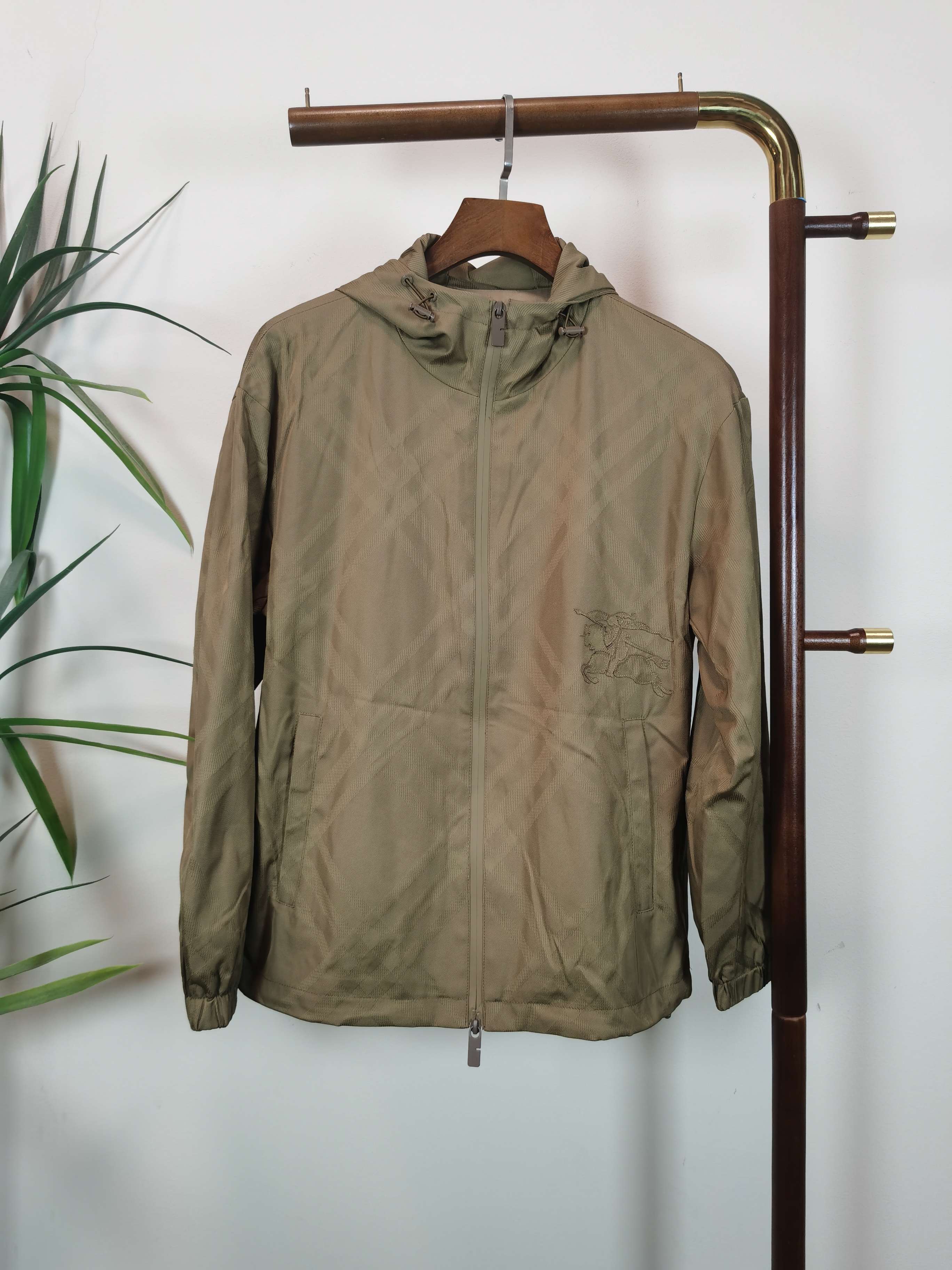 NO:539115,BBR Burberry exclusively offers the latest autumn and winter fashion jackets, a jacket with a classic design and great appearance, and the quality is even more unscrupulous. You can buy it directly, which is not to be mistaken for high-end products! Through the detailed pictures, you can feel its powerful aura, and the effect of gathering and keeping warm is significant. There is no need to worry about the chill at all! It is both fashionable and functional, and the whole style looks more luxurious and elegant! Color black brown Size 48-56, Burberry, Jackets & coats, Jackets & coats, Alexander wang19860909BBR 巴宝莉独家客供最新秋冬时尚夹克,经典设计感与颜值爆棚的外套,品质更是无法挑剔品控可以直接入手,不容过错的高端臻品！通过细节图片便可感受到它强悍的气场,聚温保暖效果显著,完全不用担心会有一点寒意！时尚与功能性兼备,整款显得更加的奢华大气！ 颜色黑色 咖色 尺码48-56,,burberry,jackets & coats,jackets & coats,alexander wang,Men's clothing