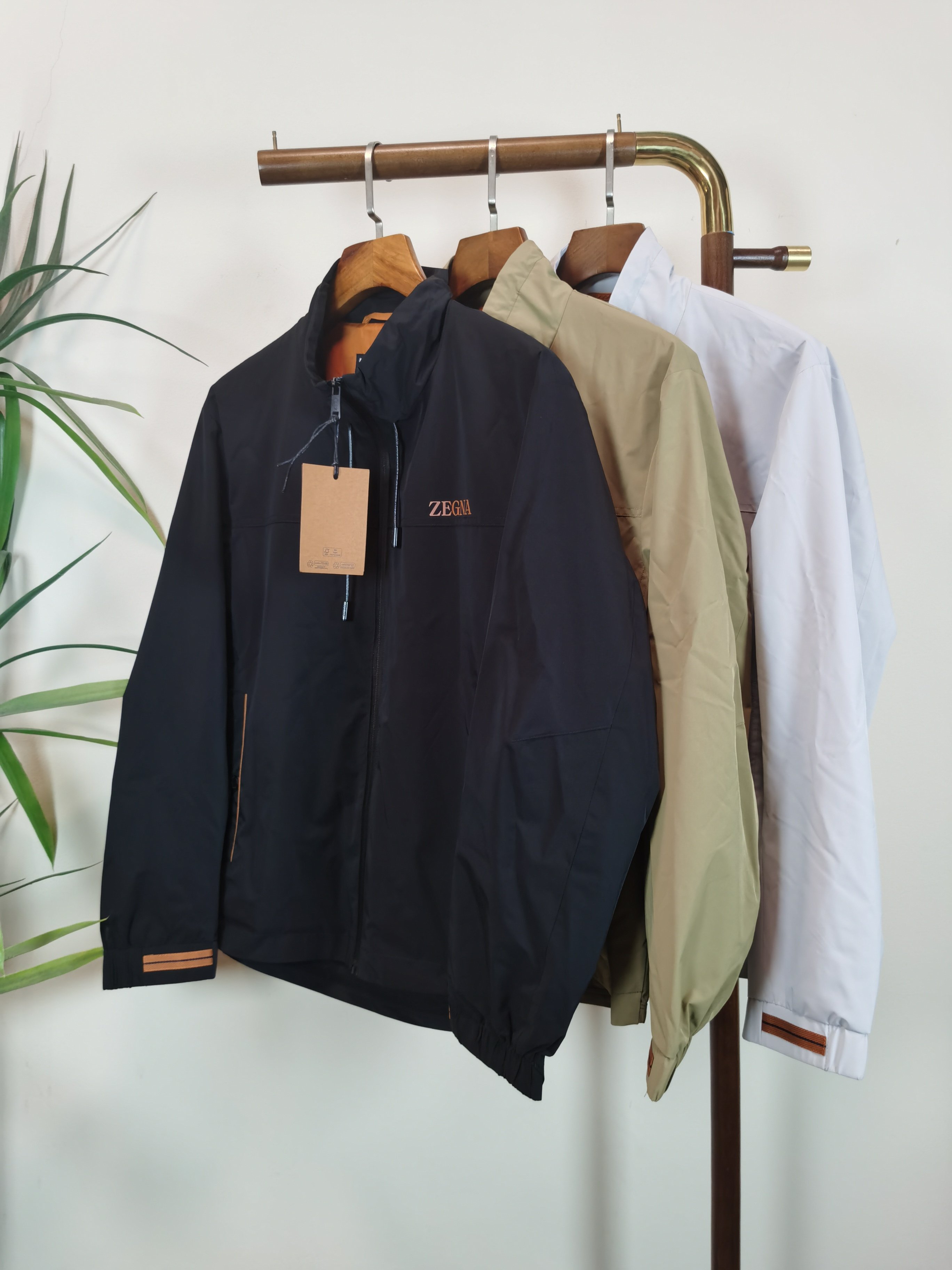 NO:539117,ZEGNA JINIA 2025 new jacket jacket!  This year's new counter products, cool and handsome men's fashion and urban style, specially equipped with customized fabrics, which are not comparable to ordinary fabrics. Very charming design, very detailed details, and it is very difficult to make such a textured fabric. It is a very technical one. Details determine the high-end. The minimalist design elements of the season, a must-have item for trendy men, and a perfect version. Highly recommended!  Color black brown white Size M-3XL, zegna, jackets & coats, jackets & coats, alexander wang19860909ZEGNA杰尼亚 2025新款 夹克外套！今年的专柜新品,男士帅酷爆款 时尚都市百搭款,特供定制面料,不是一般面料所能对比的产品.非常极具魅力的设计,细节非常到位,这么有质感面料做出来非常有难度,要非常讲究技术的一款,细节决定高端.极简当季的设计元素,潮男必备单品,完美版型,强烈推荐！ 颜色黑色 咖色 白色 尺码M-3XL,,zegna,jackets & coats,jackets & coats,alexander wang,Men's clothing