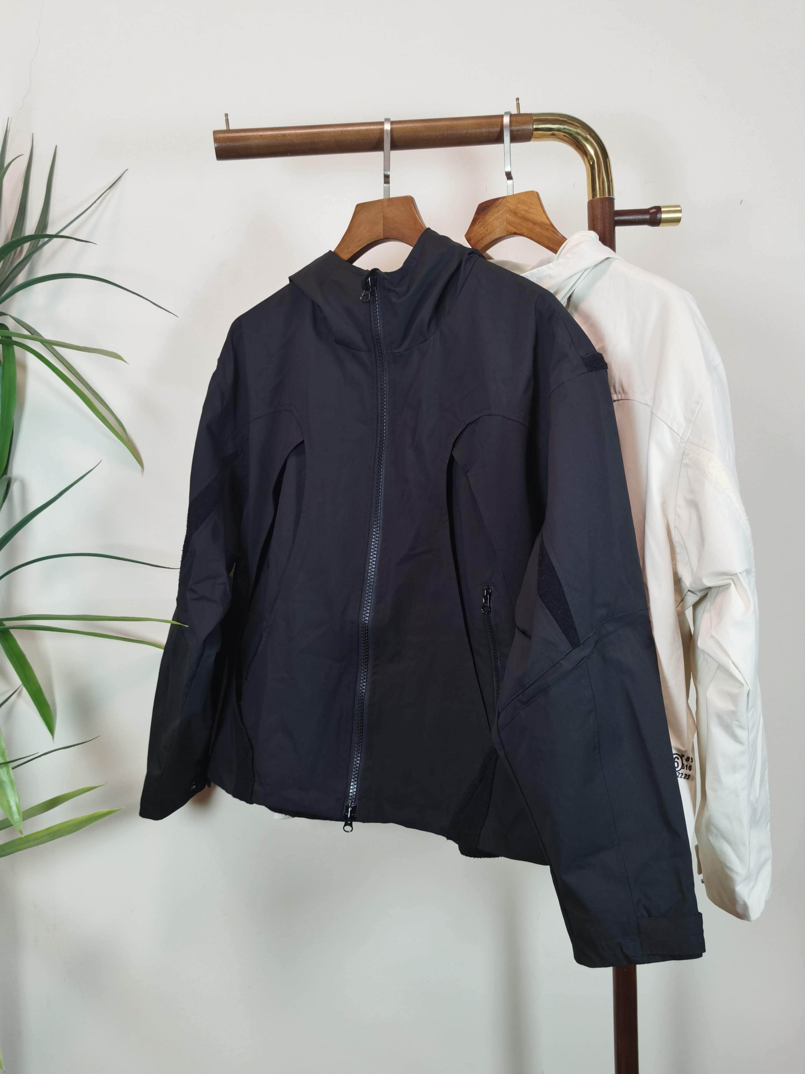 NO:531781,-MM6 Magila 25fw new hooded windbreaker jacket Customized windbreaker fabric placket zipper opening and closing, comfortable and excellent gloss, classic element digital print, fashionable and versatile upper body. High quality, same style for men and women, color black, beige, S-XL,,masion margiela,masion margiela,jackets & coats,hats,alexander wang19860909-MM6 马吉拉 25fw新款连帽风衣外套 定制风衣面料 门襟拉链开合,手感舒适光泽度极佳 经典元素数字印花 上身时尚百搭. 高品质 男女同款 颜色黑色 米白 码数:S-XL,,masion margiela,masion margiela,jackets & coats,hats,alexander wang,Men's clothing