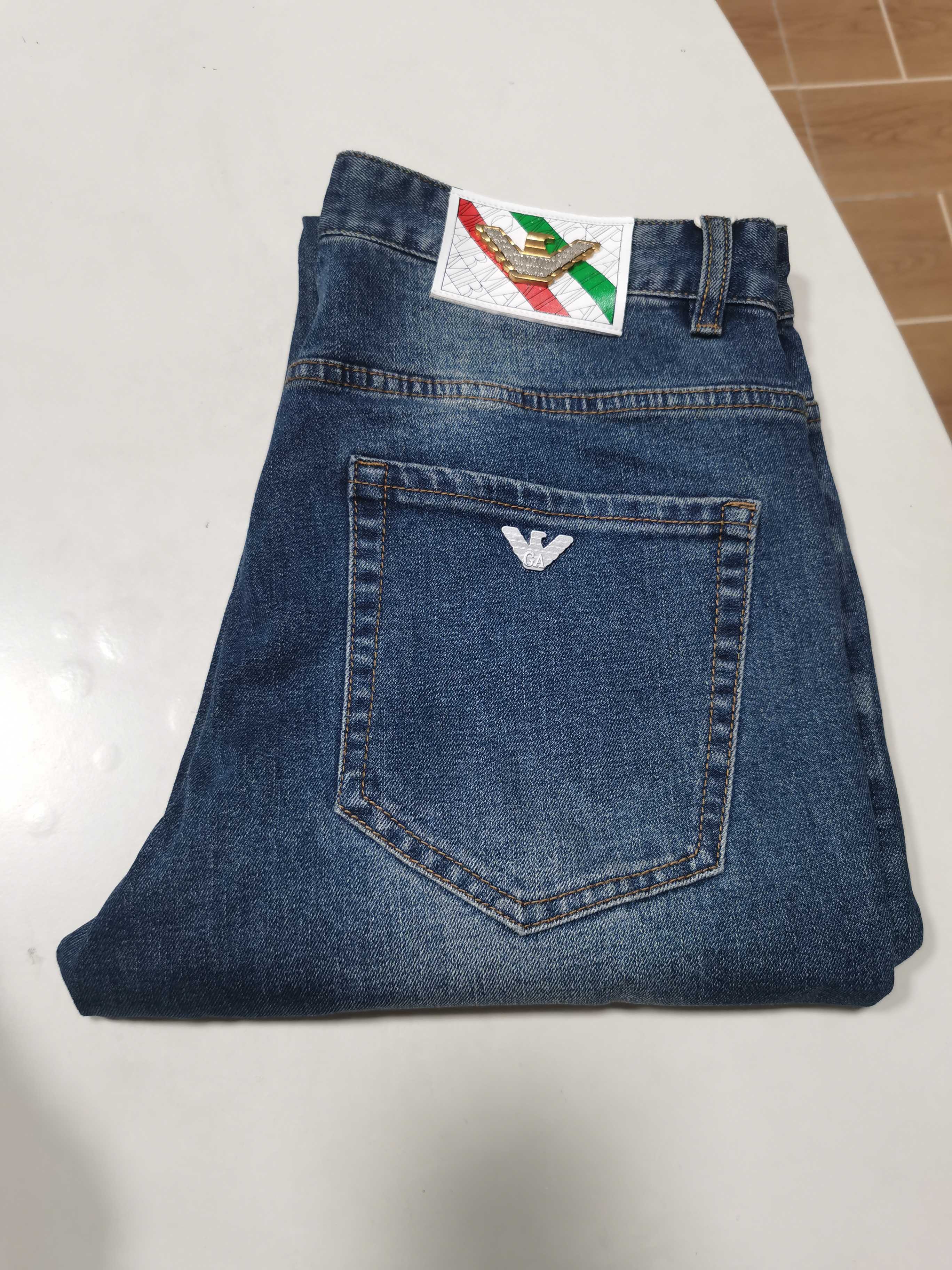 NO:571751,25 new autumn and winter jeans are available!  EA Armani exclusively offers new jeans, high-end version!  Custom-made fabrics at the counter are highly breathable and comfortable, with impeccable details and brand element design concepts, reflecting high quality. It feels delicate and soft!  It presents a casual cut and the upper body shape is awesome!  Code number 29-40,,armani,jeans,alexander wang1986090925秋冬新款牛仔裤上新！ EA阿玛尼 独家专供新款 牛仔裤,高端版本！专柜定制面料 透气舒适度高,细节无可挑剔,品牌元素设计理念,体现高品质.手感细腻柔软！呈现休闲裁剪,上身版型超赞！ 码数29-40,,armani,jeans,alexander wang,Men's clothing