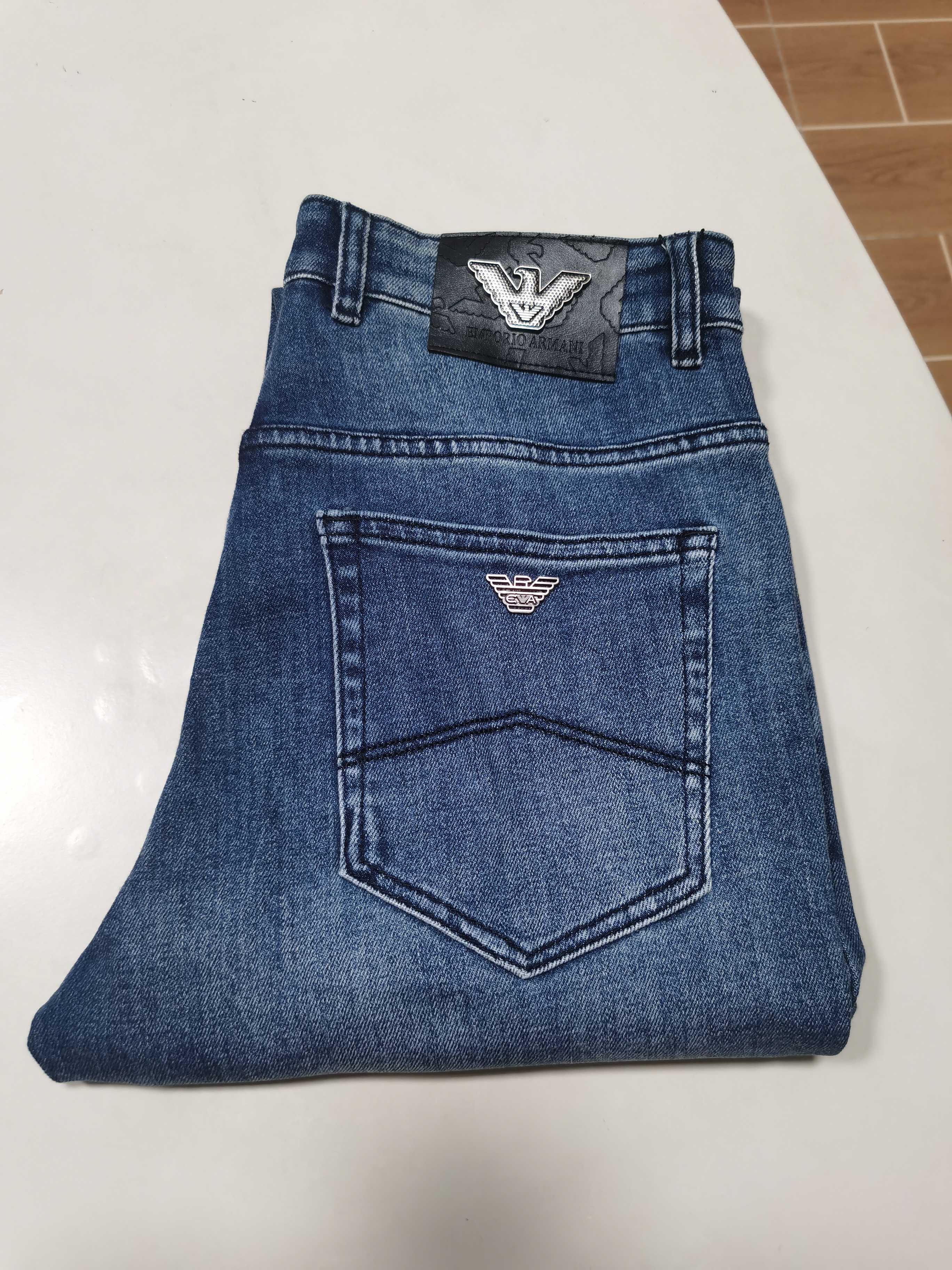 NO:571745,25 new autumn and winter jeans are available!  EA Armani exclusively offers new jeans, high-end version!  Custom-made fabrics at the counter are highly breathable and comfortable, with impeccable details and brand element design concepts, reflecting high quality. It feels delicate and soft!  It presents a casual cut and the upper body shape is awesome!  Code number 29-40,,armani,jeans,alexander wang1986090925秋冬新款牛仔裤上新！ EA 阿玛尼 独家专供新款 牛仔裤,高端版本！专柜定制面料 透气舒适度高,细节无可挑剔,品牌元素设计理念,体现高品质.手感细腻柔软！呈现休闲裁剪,上身版型超赞！ 码数29-40,,armani,jeans,alexander wang,Men's clothing