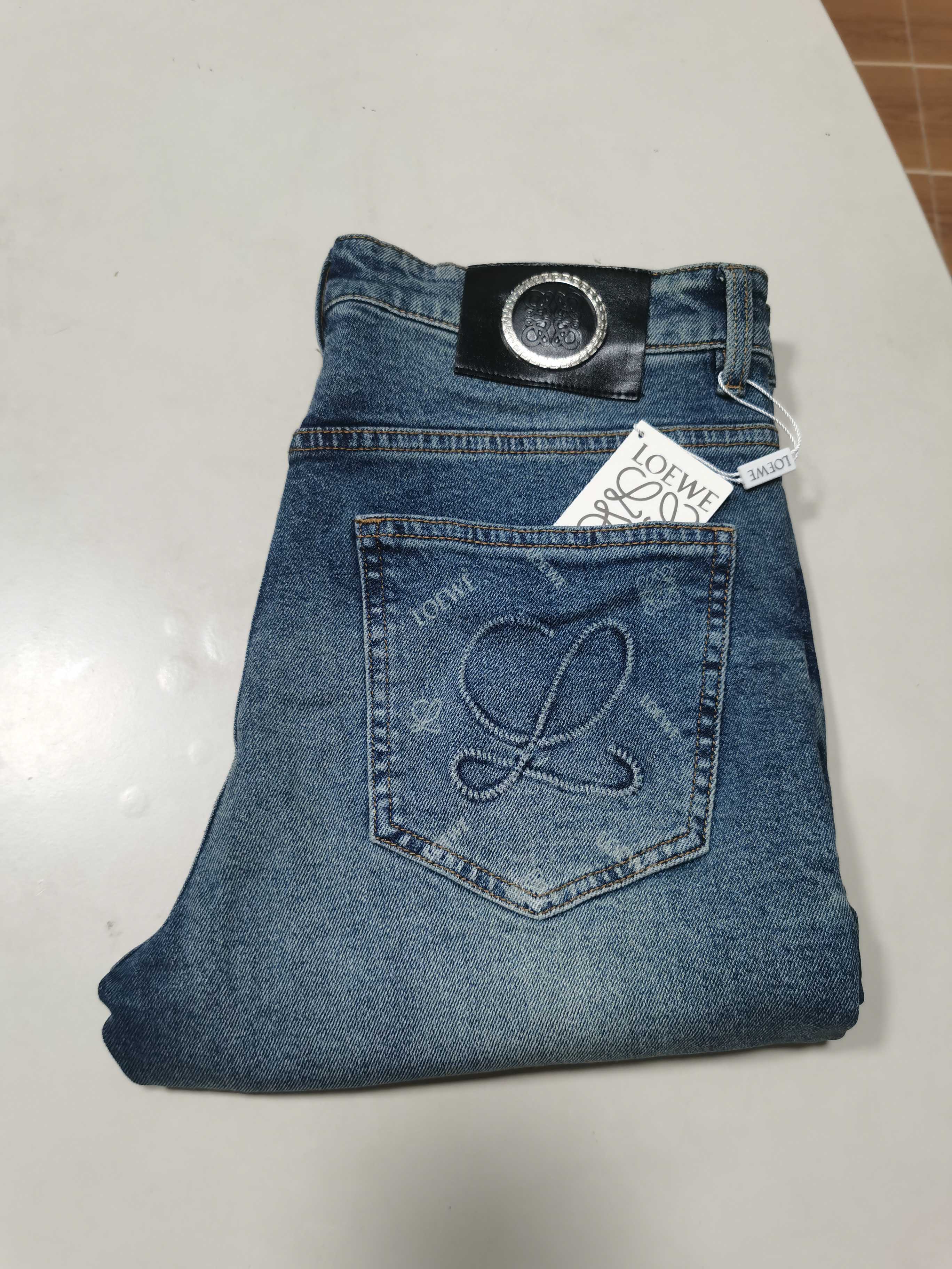 NO:571747,25 new autumn and winter jeans are available!  LOEWE exclusively supplies new jeans, high-end version!  Custom-made fabrics at the counter are highly breathable and comfortable, with impeccable details and brand element design concepts, reflecting high quality. It feels delicate and soft!  It presents a casual cut and the upper body shape is awesome!  Code number 29-40,,loewe,loewe,jeans,alexander wang1986090925秋冬新款牛仔裤上新！ LOEWE罗意威 独家专供新款 牛仔裤,高端版本！专柜定制面料 透气舒适度高,细节无可挑剔,品牌元素设计理念,体现高品质.手感细腻柔软！呈现休闲裁剪,上身版型超赞！ 码数29-40,,loewe,loewe,jeans,alexander wang,Men's clothing