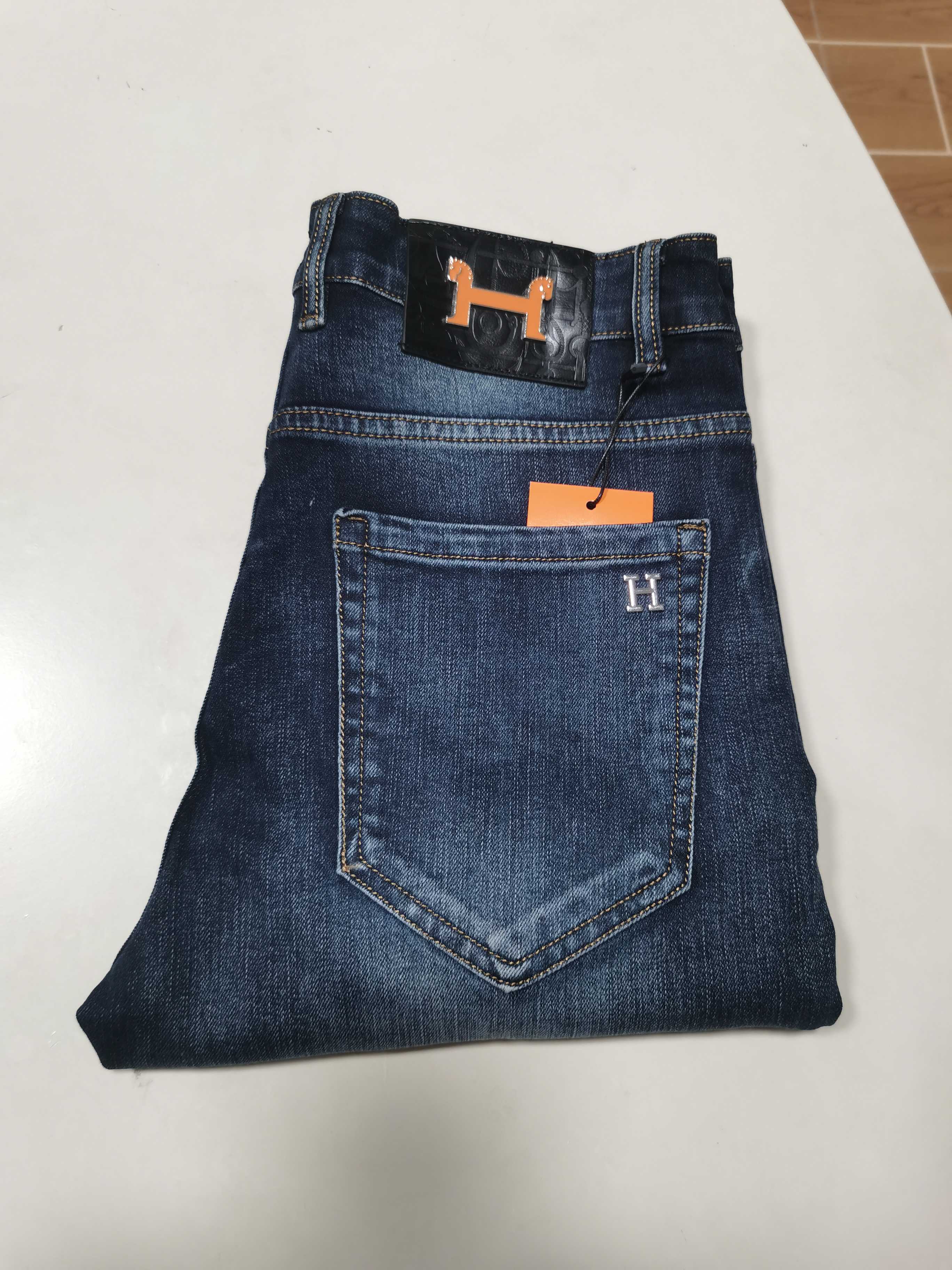 NO:571749,25 new autumn and winter jeans are available!  HERMERS exclusive new jeans, high-end version!  Custom-made fabrics at the counter are highly breathable and comfortable, with impeccable details and brand element design concepts, reflecting high quality. It feels delicate and soft!  It presents a casual cut and the upper body shape is awesome!  Code number 29-40,,hermes,hermes,jeans,alexander wang1986090925秋冬新款牛仔裤上新！ HERMERS 爱马仕 独家专供新款 牛仔裤,高端版本！专柜定制面料 透气舒适度高,细节无可挑剔,品牌元素设计理念,体现高品质.手感细腻柔软！呈现休闲裁剪,上身版型超赞！ 码数29-40,,hermes,hermes,jeans,alexander wang,Men's clothing