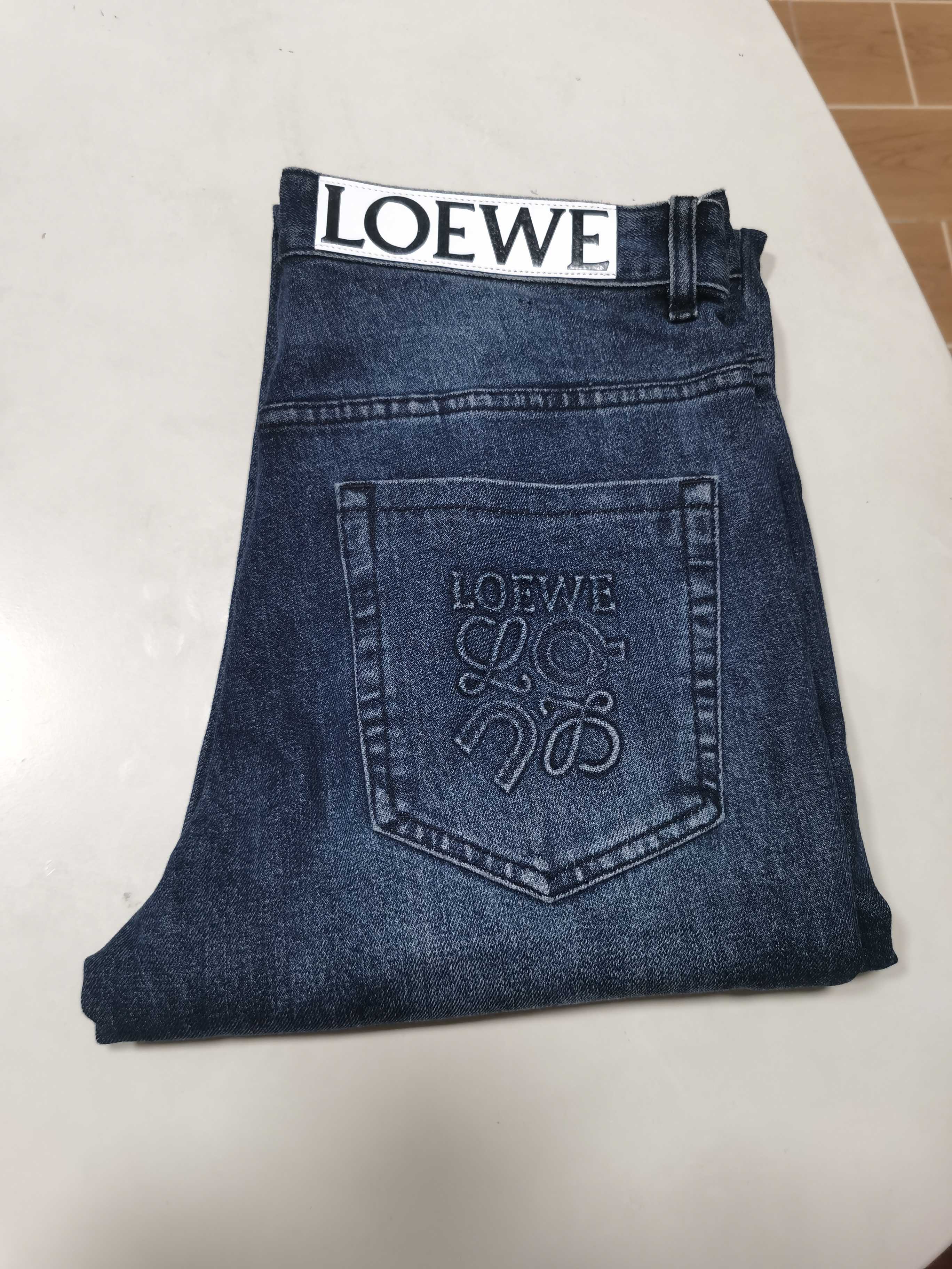 NO:572624,25 new autumn and winter jeans are available!  LOEWE exclusively supplies new jeans, high-end version!  Custom-made fabrics at the counter are highly breathable and comfortable, with impeccable details and brand element design concepts, reflecting high quality. It feels delicate and soft!  It presents a casual cut and the upper body shape is awesome!  Code number 29-40,,loewe,loewe,jeans,alexander wang1986090925秋冬新款牛仔裤上新！ LOEWE罗意威独家专供新款 牛仔裤,高端版本！专柜定制面料 透气舒适度高,细节无可挑剔,品牌元素设计理念,体现高品质.手感细腻柔软！呈现休闲裁剪,上身版型超赞！ 码数29-40,,loewe,loewe,jeans,alexander wang,Men's clothing