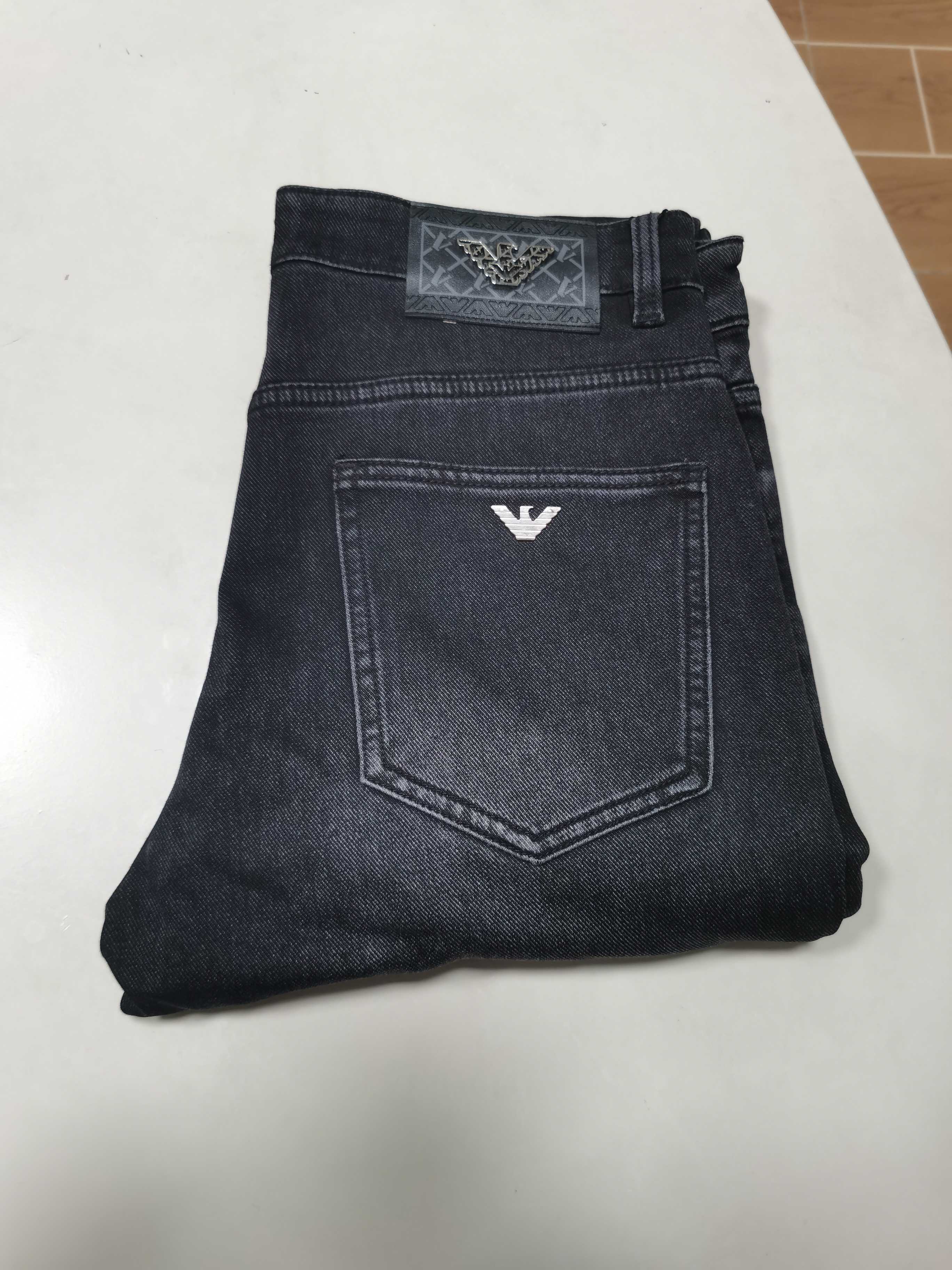 NO:566636,25 new autumn and winter jeans are available!  EA Armani exclusively offers new jeans, high-end version!  Custom-made fabrics at the counter are highly breathable and comfortable, with impeccable details and brand element design concepts, reflecting high quality. It feels delicate and soft!  It presents a casual cut and the upper body shape is awesome!  Code number 29-40,,armani,jeans,alexander wang1986090925秋冬新款牛仔裤上新！ EA阿玛尼 独家专供新款 牛仔裤,高端版本！专柜定制面料 透气舒适度高,细节无可挑剔,品牌元素设计理念,体现高品质.手感细腻柔软！呈现休闲裁剪,上身版型超赞！ 码数29-40,,armani,jeans,alexander wang,Men's clothing