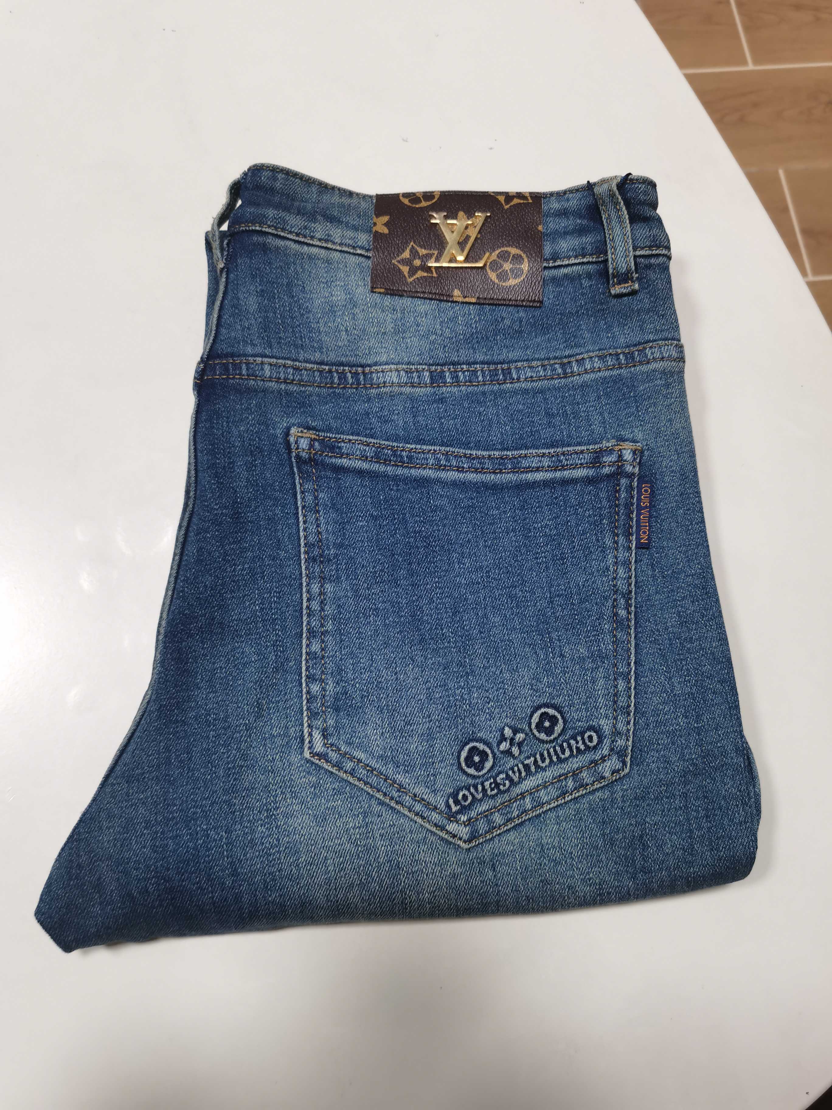 NO:645505,25 new autumn and winter jeans are available!  LV Louis Vuitton exclusively offers new jeans, high-end version!  Custom-made fabrics at the counter are highly breathable and comfortable, with impeccable details and brand element design concepts, reflecting high quality. It feels delicate and soft!  It presents a casual cut and the upper body shape is awesome!  Code number 29-40,,louis vuitton,louis vuitton,jeans,alexander wang1986090925秋冬新款牛仔裤上新！ LV 路易威登 独家专供新款 牛仔裤,高端版本！专柜定制面料 透气舒适度高,细节无可挑剔,品牌元素设计理念,体现高品质.手感细腻柔软！呈现休闲裁剪,上身版型超赞！ 码数29-40,,louis vuitton,louis vuitton,jeans,alexander wang,Men's clothing