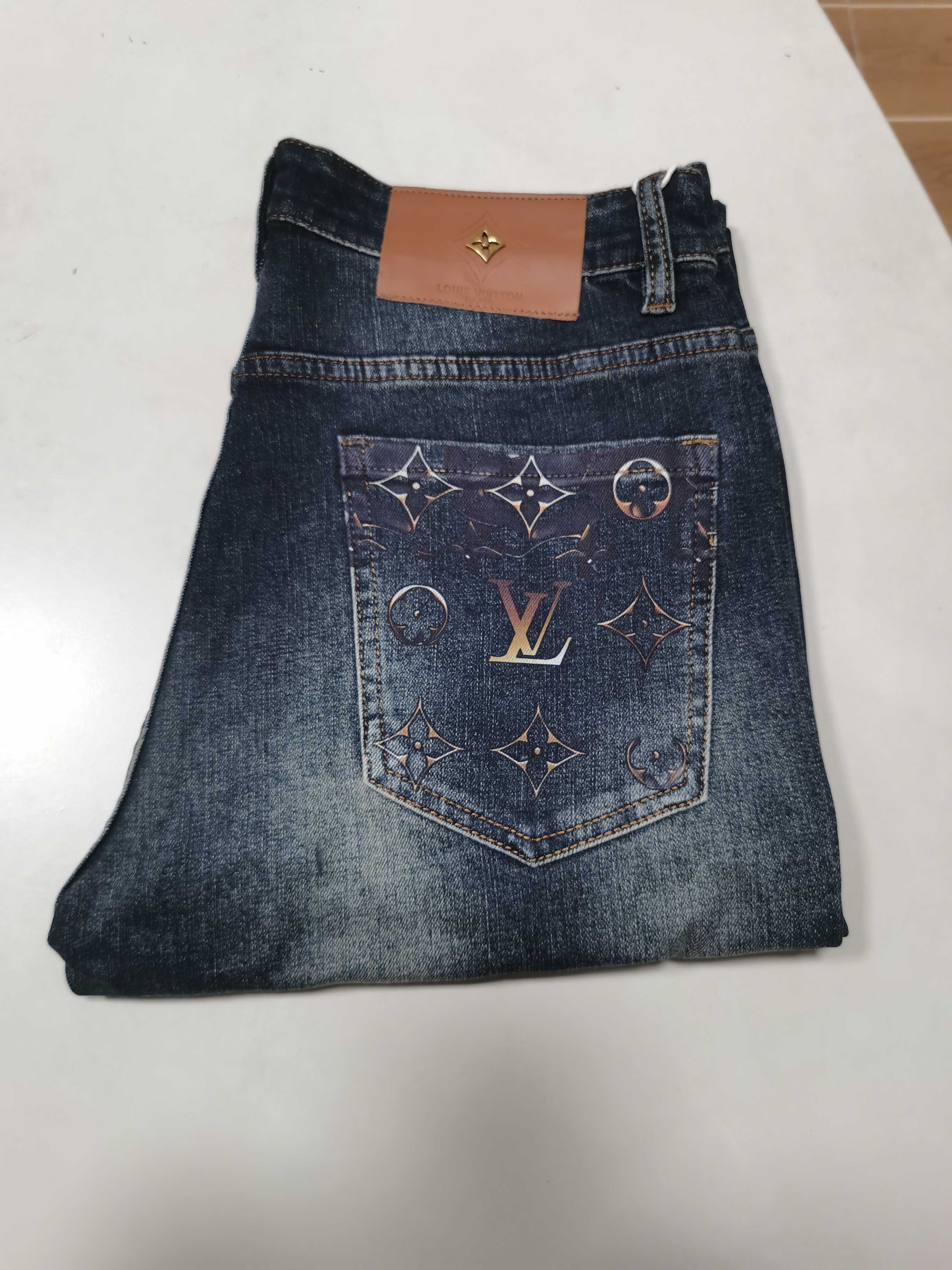 NO:655175,25 new autumn and winter jeans are available!  LV Louis Vuitton exclusively offers new jeans, high-end version!  Custom-made fabrics at the counter are highly breathable and comfortable, with impeccable details and brand element design concepts, reflecting high quality. It feels delicate and soft!  It presents a casual cut and the upper body shape is awesome!  Code number 29-40,,louis vuitton,louis vuitton,jeans,alexander wang1986090925秋冬新款牛仔裤上新！ LV 路易威登 独家专供新款 牛仔裤,高端版本！专柜定制面料 透气舒适度高,细节无可挑剔,品牌元素设计理念,体现高品质.手感细腻柔软！呈现休闲裁剪,上身版型超赞！ 码数29-40,,louis vuitton,louis vuitton,jeans,alexander wang,Men's clothing