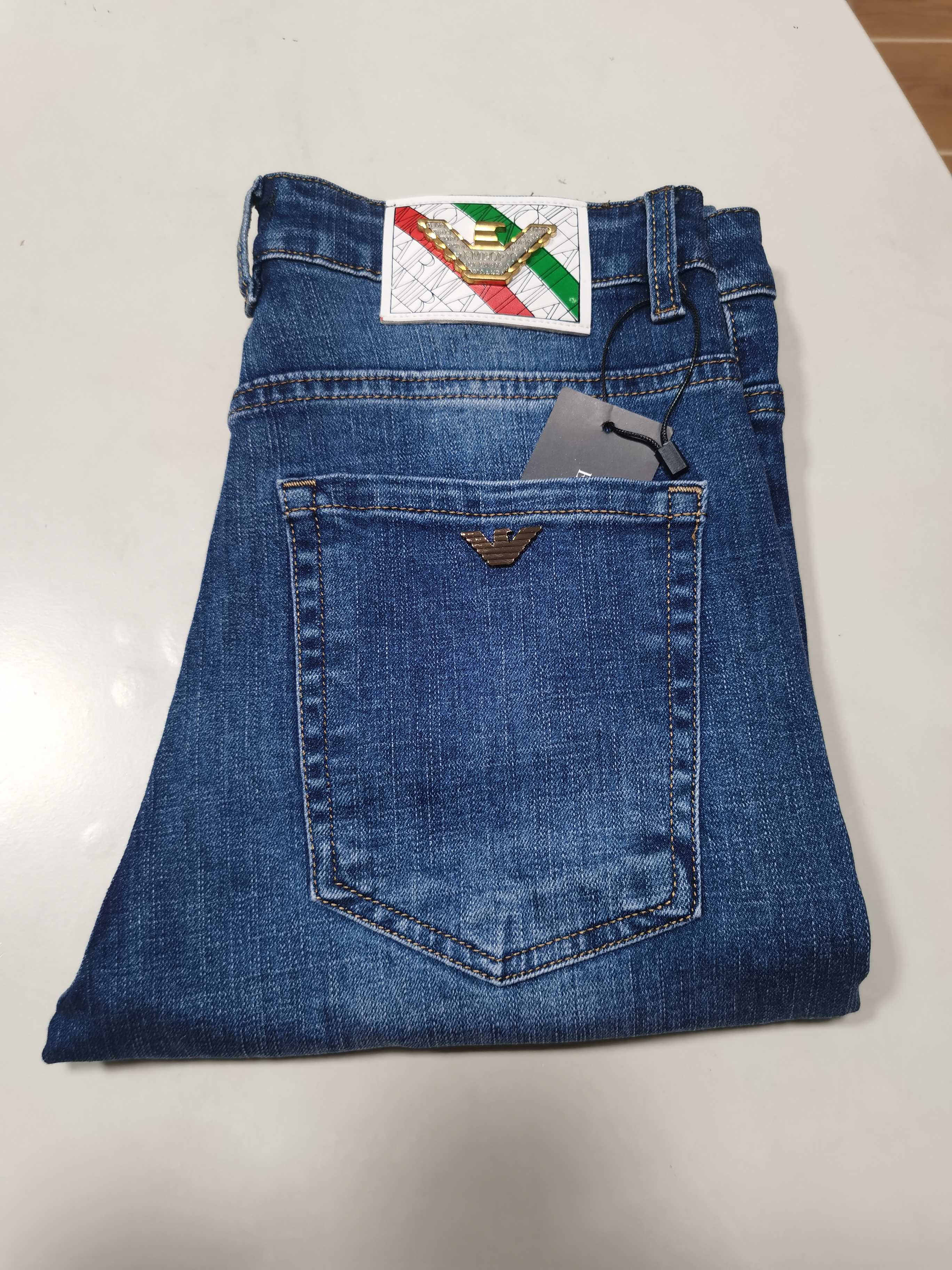 NO:547851,New 25 autumn and winter jeans are available for new!  EA Armani exclusively for new jeans, high-end version!  Customized fabrics for counters are breathable and comfortable, with impeccable details, and the brand element design concept reflects high quality. They feel delicate and soft!  It is casually cut, with a great upper body style!  Number of codes 29-40, Armani, jeans, alexander wang1986090925秋冬新款牛仔裤上新！ EA 阿玛尼 独家专供新款 牛仔裤,高端版本！专柜定制面料 透气舒适度高,细节无可挑剔,品牌元素设计理念,体现高品质.手感细腻柔软！呈现休闲裁剪,上身版型超赞！ 码数29-40,,armani,jeans,alexander wang,Men's clothing