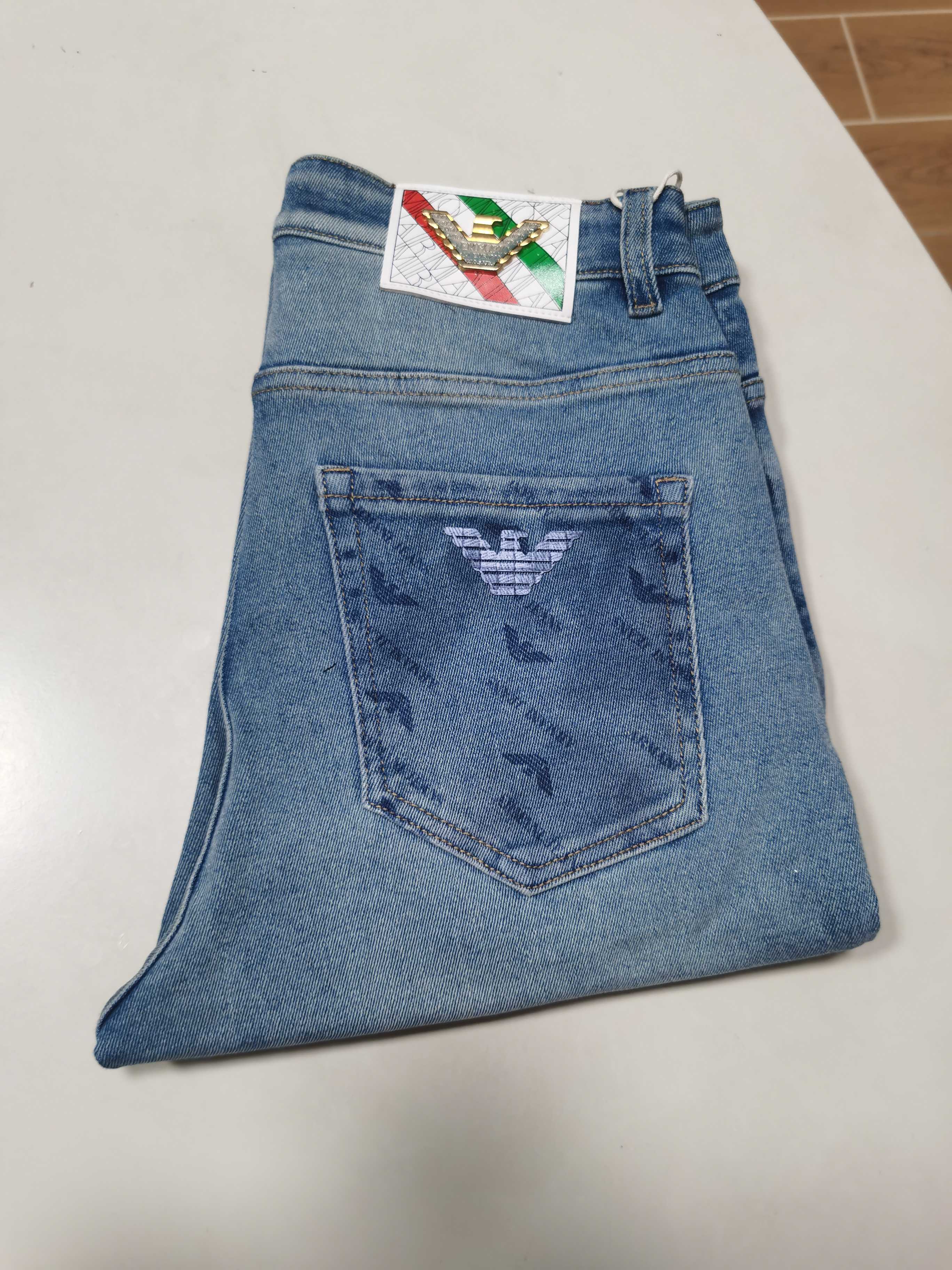 NO:566615,25 new autumn and winter jeans are available!  EA Armani exclusively offers new jeans, high-end version!  Custom-made fabrics at the counter are highly breathable and comfortable, with impeccable details and brand element design concepts, reflecting high quality. It feels delicate and soft!  It presents a casual cut and the upper body shape is awesome!  Code number 29-40,,armani,jeans,alexander wang1986090925秋冬新款牛仔裤上新！ EA 阿玛尼 独家专供新款 牛仔裤,高端版本！专柜定制面料 透气舒适度高,细节无可挑剔,品牌元素设计理念,体现高品质.手感细腻柔软！呈现休闲裁剪,上身版型超赞！ 码数29-40,,armani,jeans,alexander wang,Men's clothing