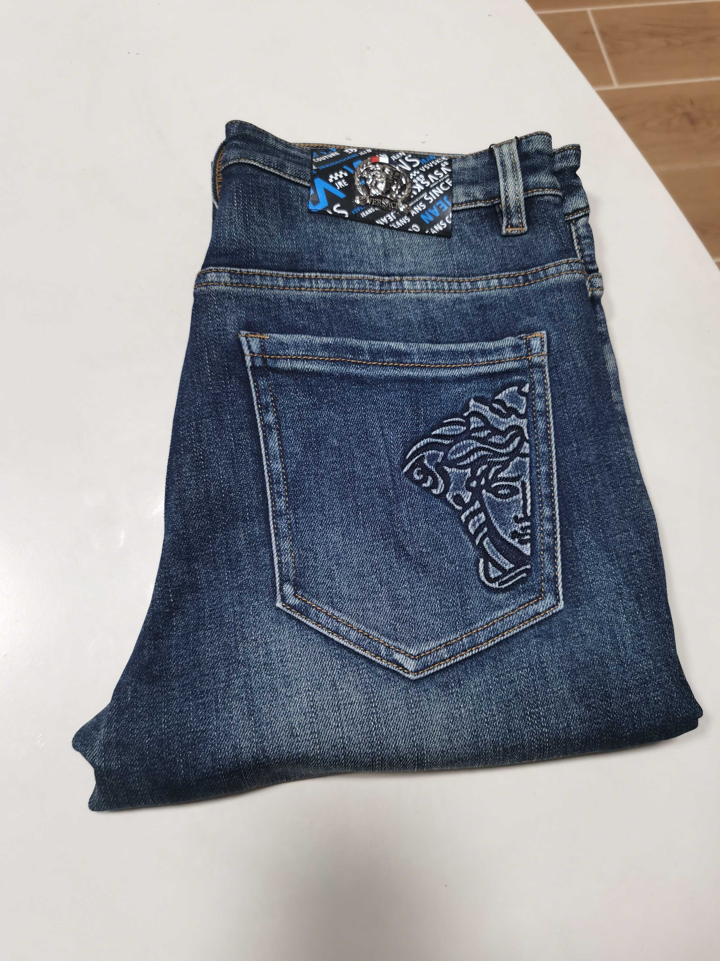 NO:570838,25 new autumn and winter jeans are available!  VERSACHE Versace exclusively provides new jeans, high-end version!  Custom-made fabrics at the counter are highly breathable and comfortable, with impeccable details and brand element design concepts, reflecting high quality. It feels delicate and soft!  It presents a casual cut and the upper body shape is awesome!  Code number 29-40,,versace,versace,jeans,alexander wang1986090925秋冬新款牛仔裤上新！ VERSACHE 范思哲 独家专供新款 牛仔裤,高端版本！专柜定制面料 透气舒适度高,细节无可挑剔,品牌元素设计理念,体现高品质.手感细腻柔软！呈现休闲裁剪,上身版型超赞！ 码数29-40,,versace,versace,jeans,alexander wang,Men's clothing