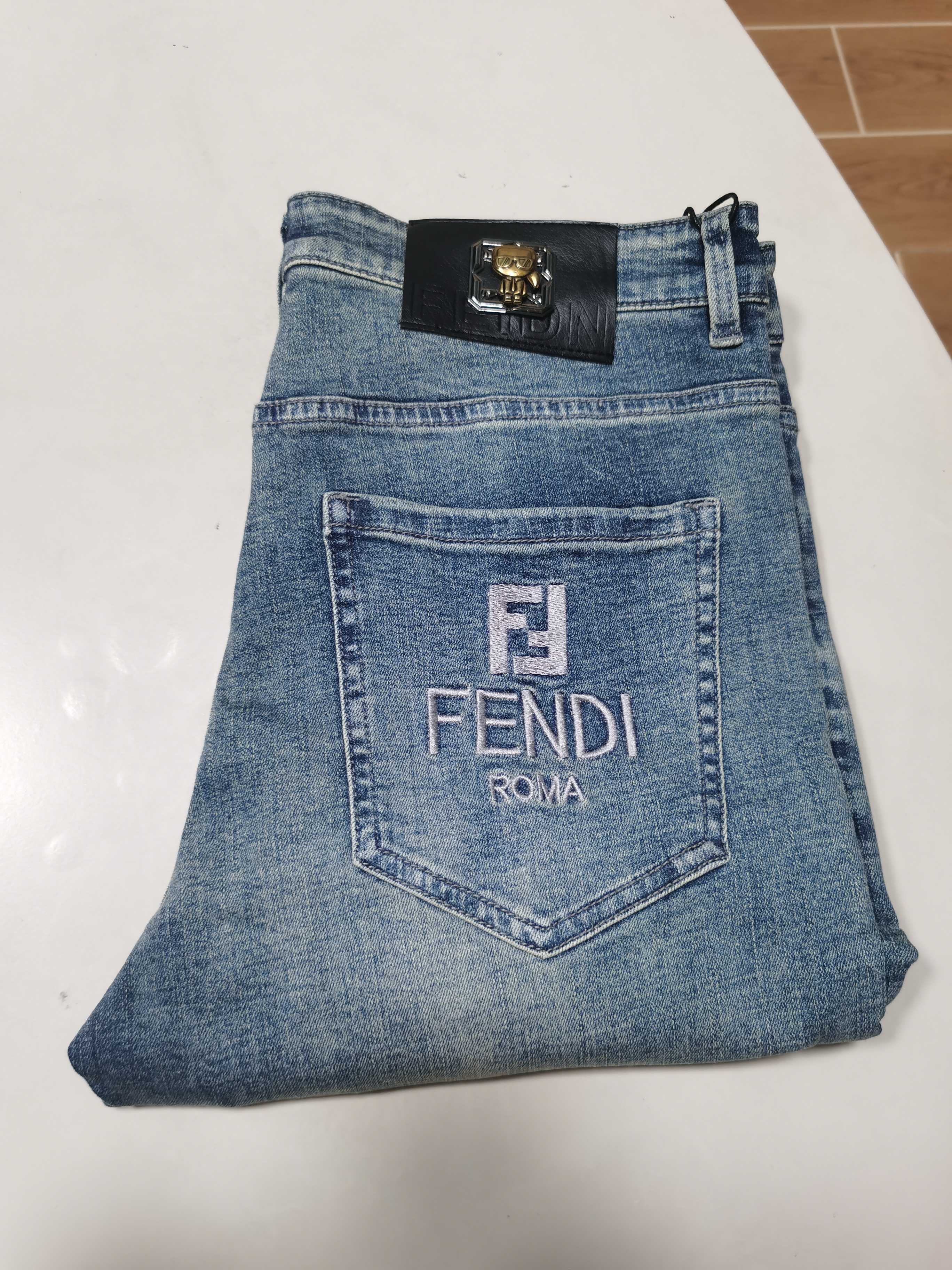 NO:566610,25 new autumn and winter jeans are available!  FENDI Fendi exclusive new jeans, high-end version!  Custom-made fabrics at the counter are highly breathable and comfortable, with impeccable details and brand element design concepts, reflecting high quality. It feels delicate and soft!  It presents a casual cut and the upper body shape is awesome!  Code number 29-40,,fendi,fendi,jeans,alexander wang1986090925秋冬新款牛仔裤上新！ FENDI 芬迪 独家专供新款 牛仔裤,高端版本！专柜定制面料 透气舒适度高,细节无可挑剔,品牌元素设计理念,体现高品质.手感细腻柔软！呈现休闲裁剪,上身版型超赞！ 码数29-40,,fendi,fendi,jeans,alexander wang,Men's clothing