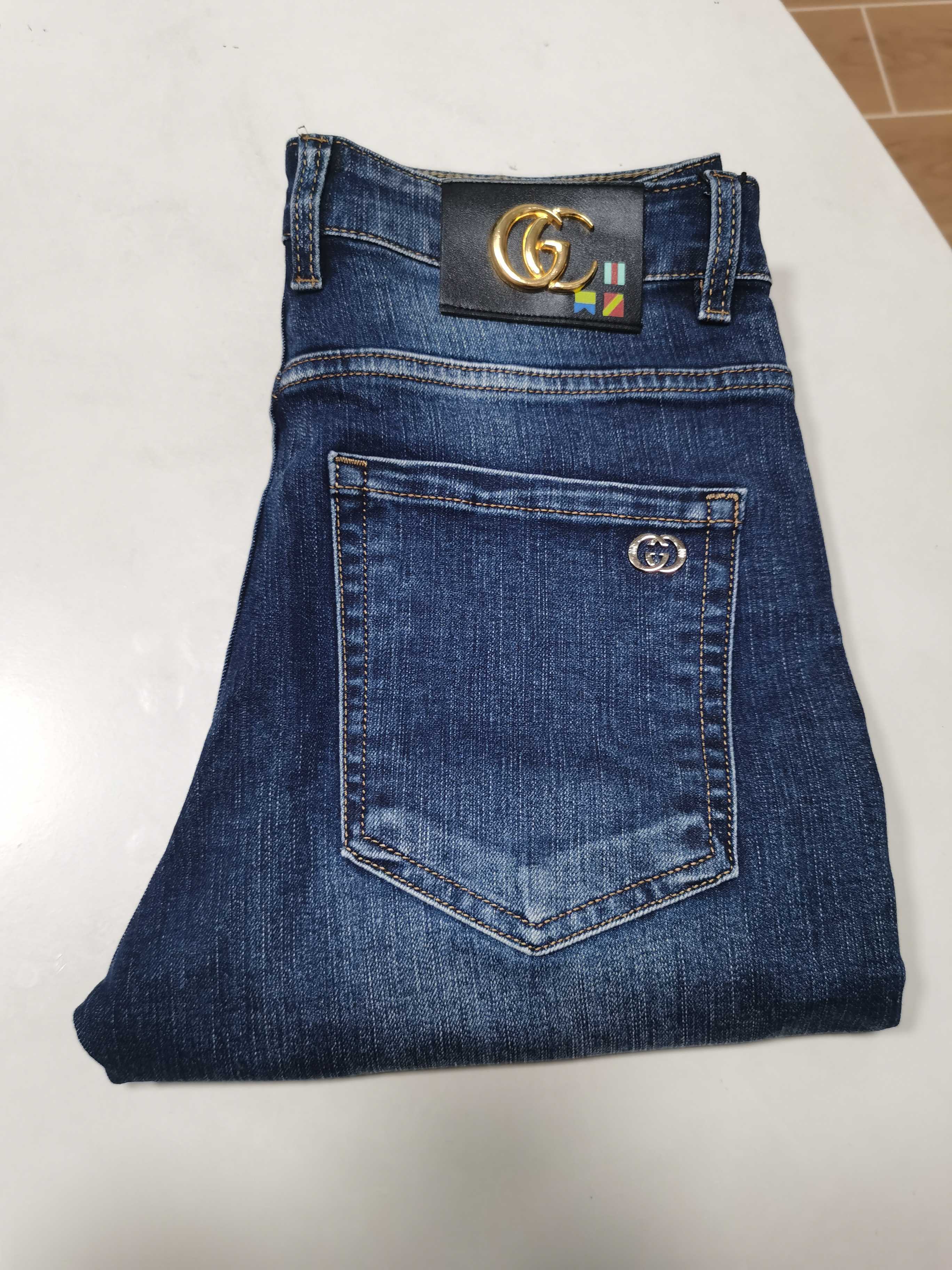 NO:549433,New 25 autumn and winter jeans are available!  GUCCI Gucci exclusively for new jeans, high-end version!  Customized fabrics for counters are breathable and comfortable, with impeccable details, and the brand element design concept reflects high quality. The feel is delicate and soft!  It is casually cut, with a great upper body style!  Number of codes 29-40, Gucci, Gucci, Jeans, Alexander wang1986090925秋冬新款牛仔裤上新！ GUCCI古驰 独家专供新款 牛仔裤,高端版本！专柜定制面料 透气舒适度高,细节无可挑剔,品牌元素设计理念,体现高品质.手感细腻柔软！呈现休闲裁剪,上身版型超赞！ 码数29-40,,gucci,gucci,jeans,alexander wang,Men's clothing